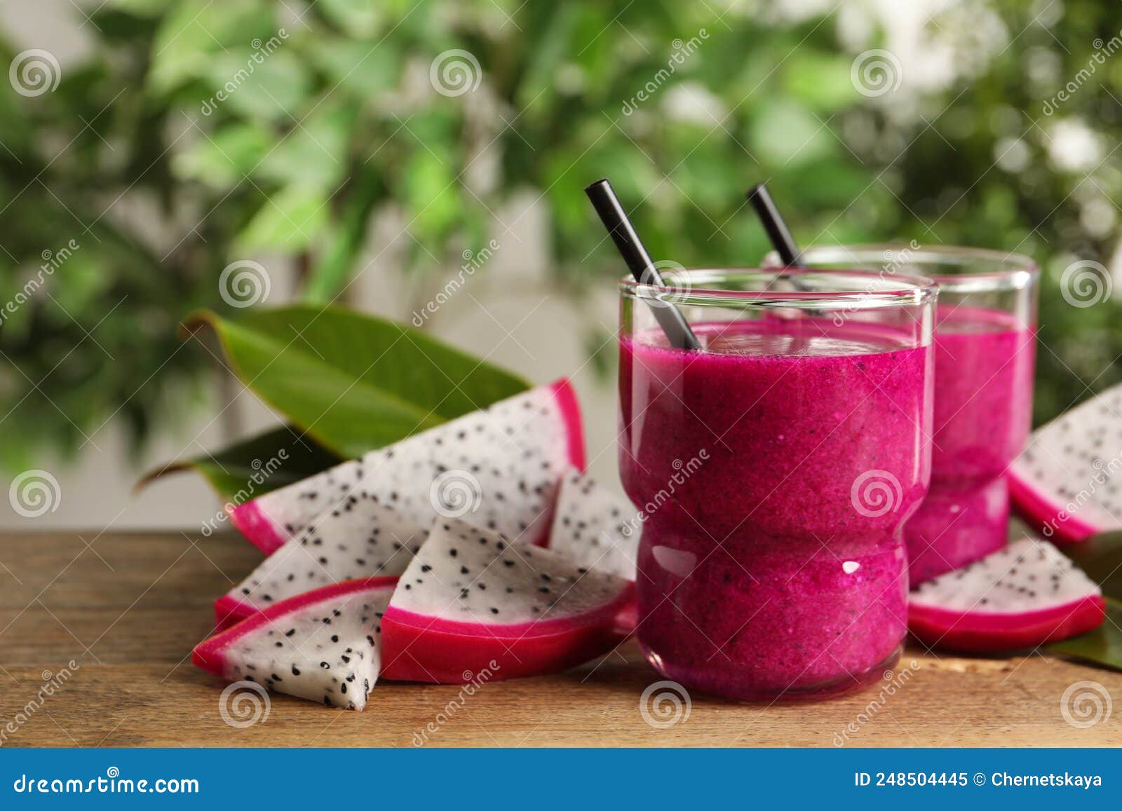 Delicioso Pitahaya Smoothie Y Fruta Fresca En Un Espacio De Mesa De ...