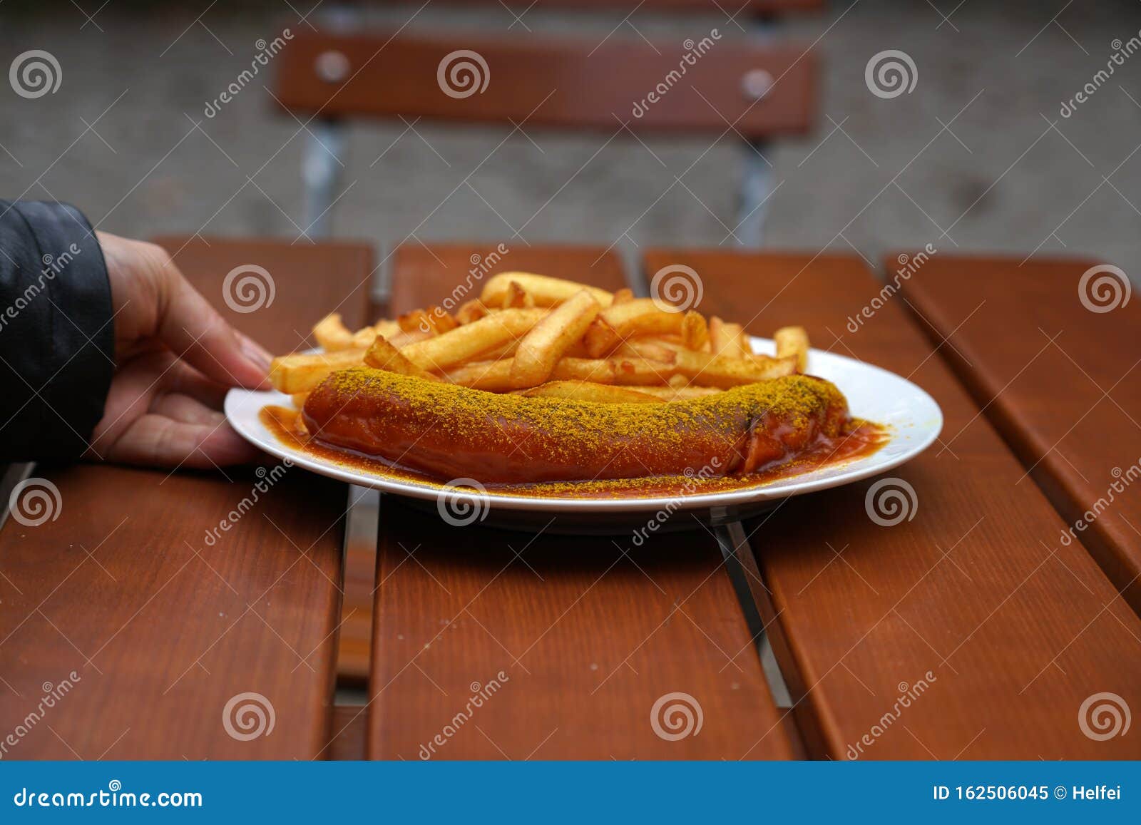 Deliciosos Currywurst Con Patatas Fritas Servidas En Una Cervecería Al Aire  Libre Para Consumo Inmediato Imagen de archivo - Imagen de cultura, rojo:  162506045