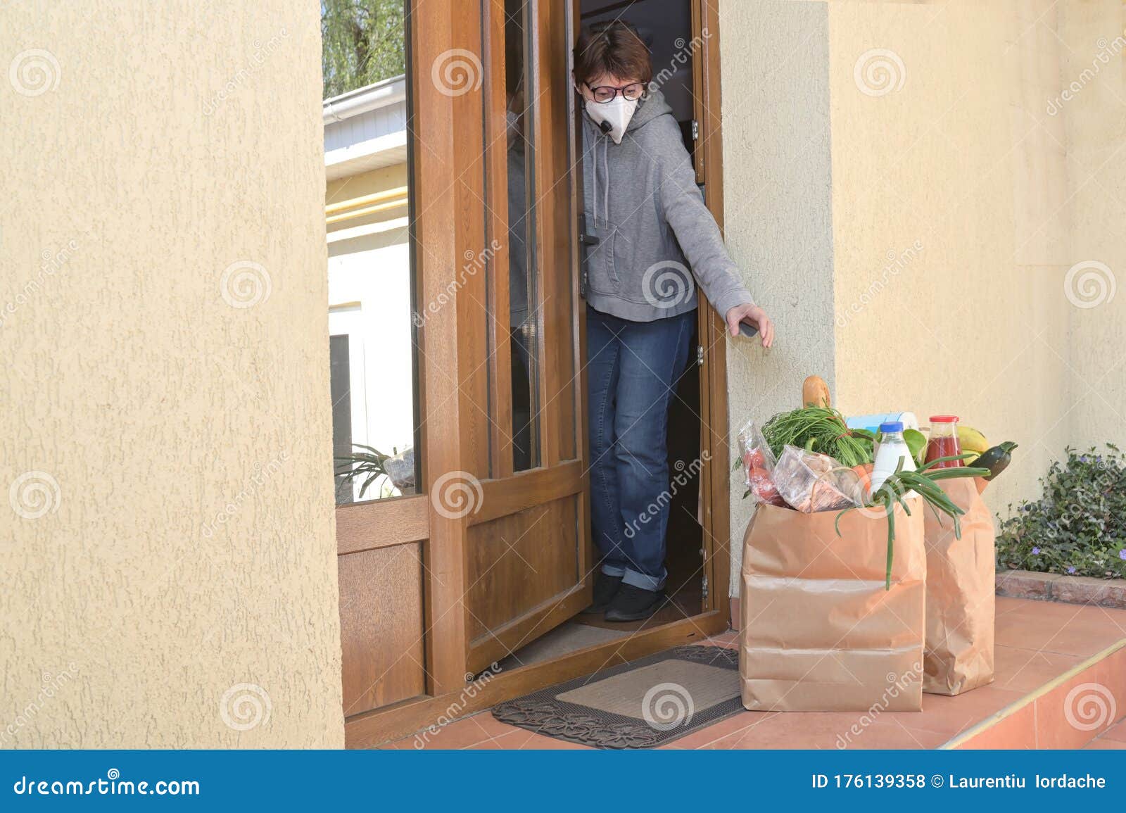 delivering food to a self-isolate woman or quarantine
