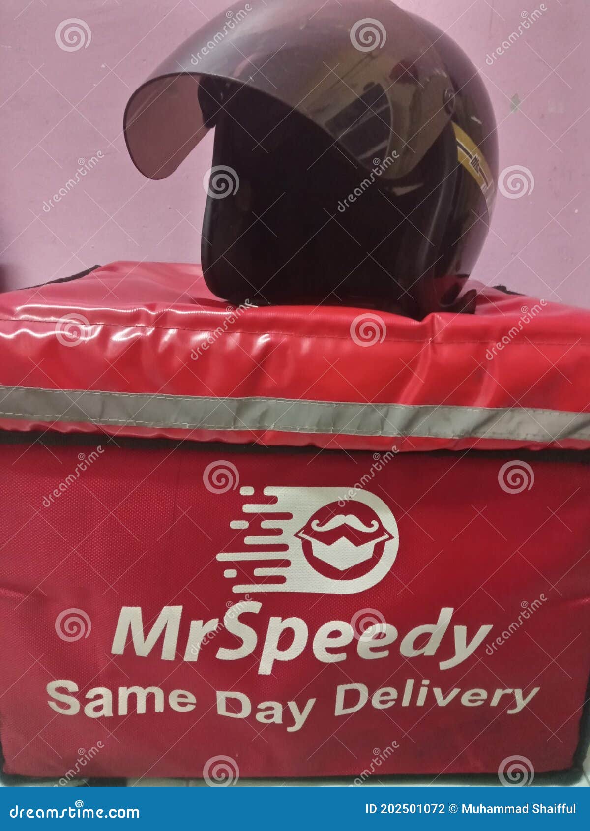 Delivery.mr.speedy editorial photography. Image of senyum 202501072