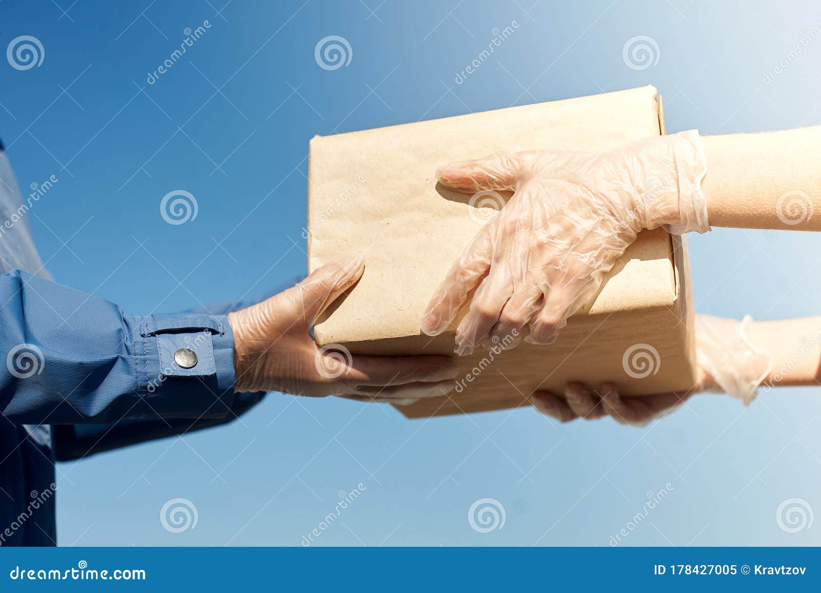https://thumbs.dreamstime.com/z/deliveryman-rubber-gloves-gives-package-to-customer-delivery-service-quarantine-effect-covid-deliveryman-178427005.jpg