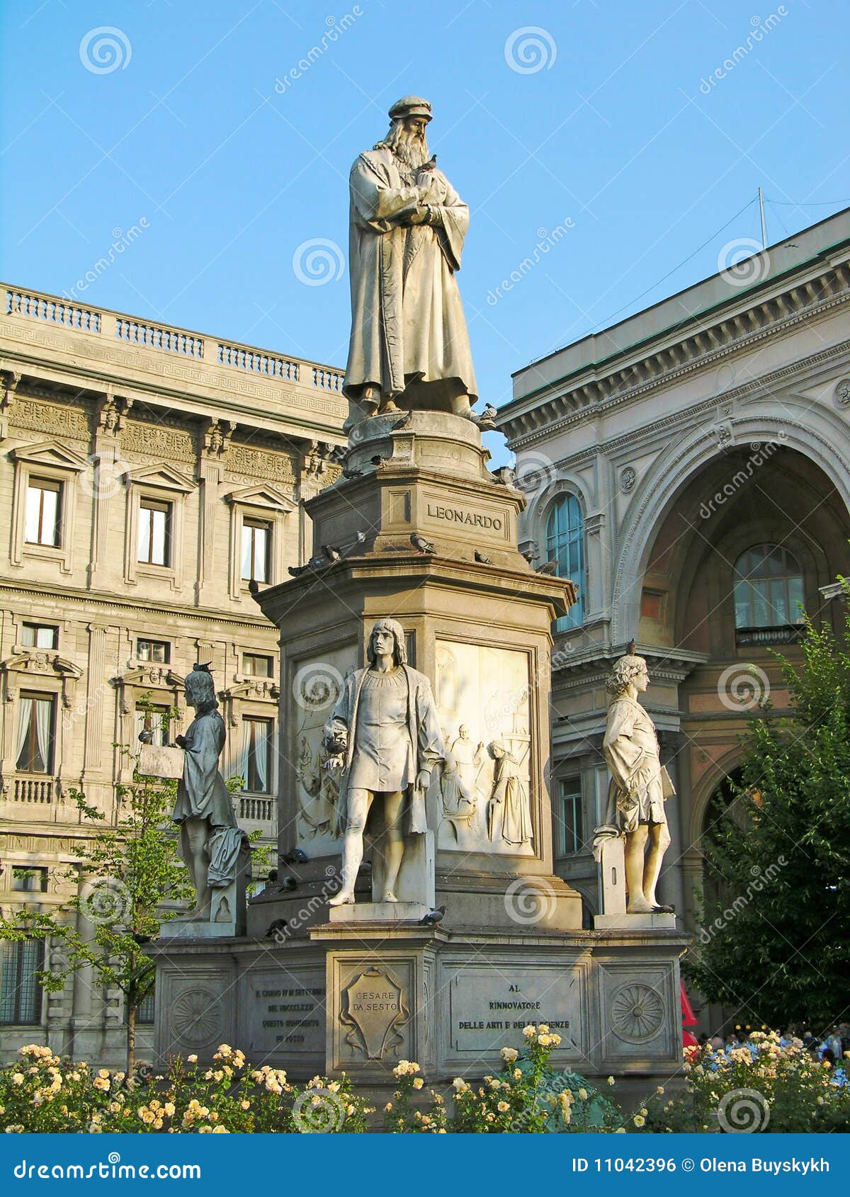 意大利：米兰大教堂广场上的共享单车__财经头条