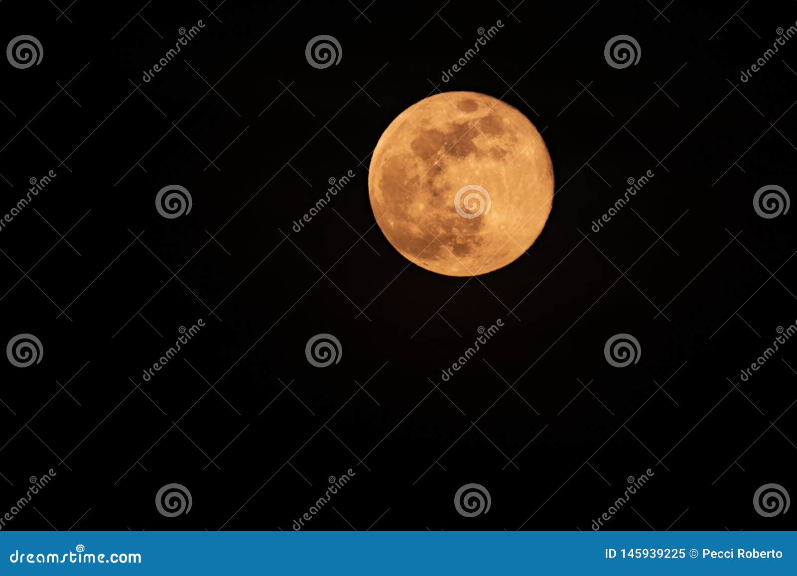 Della Pescaia, notte rosa della luna piena, immagine panoramica dell'Italia Toscana Castiglione di notte