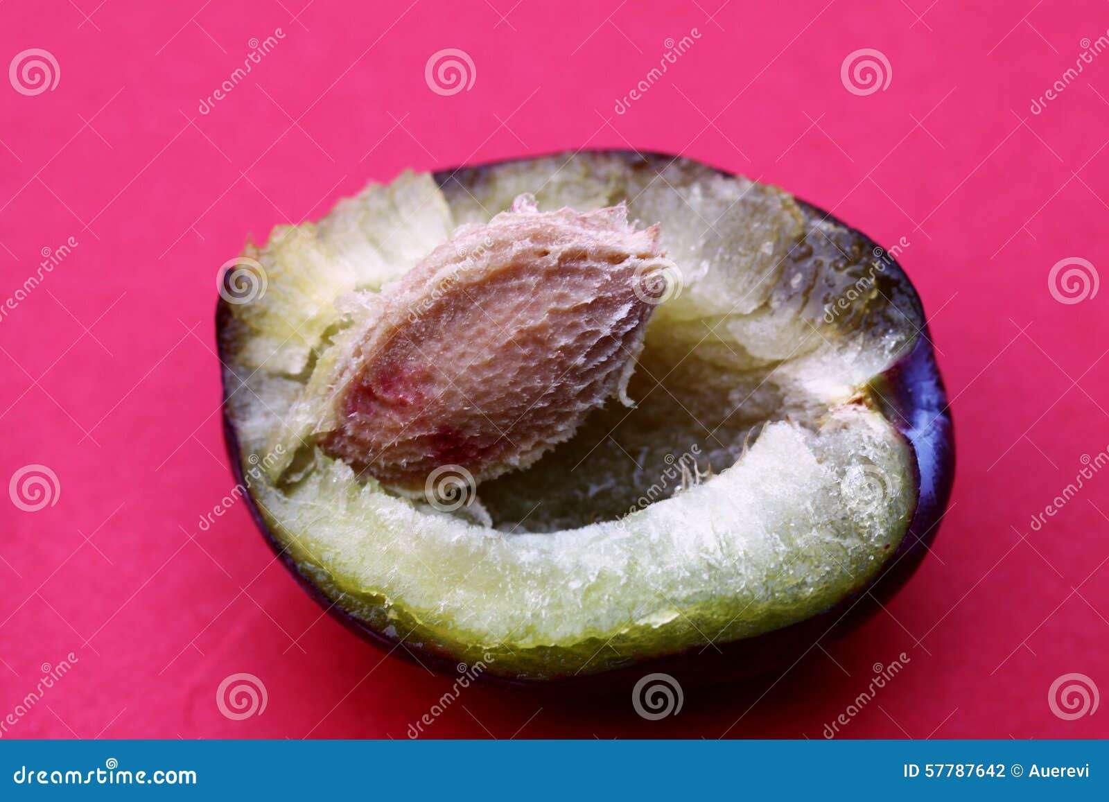 Demi Prune Et Graines De Prune Photo stock Image du doux, fruits