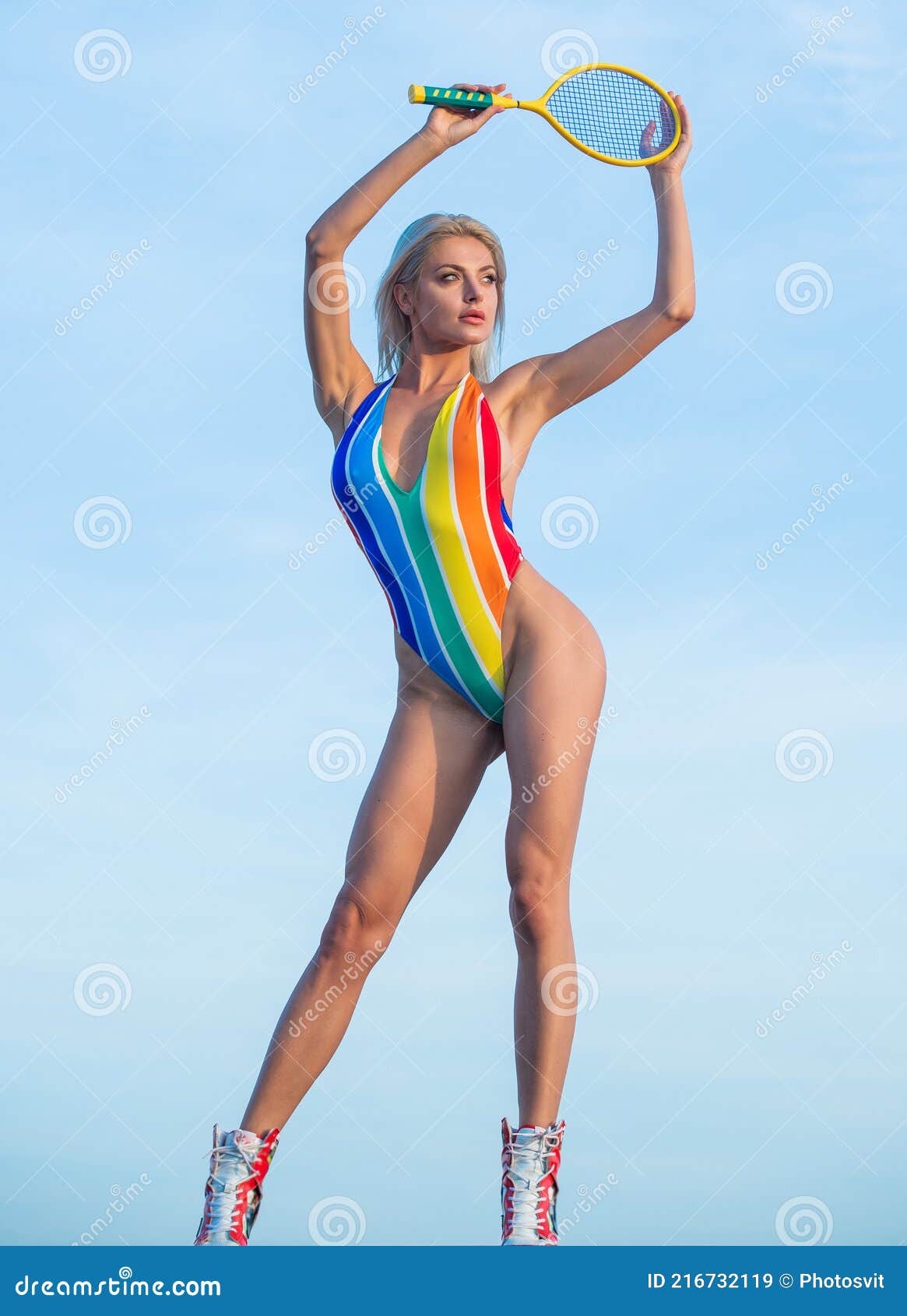Motley register downstairs Demonstrar Seu Corpo. Atividade No Verão. Garota Em Bikini Na Praia Com  Raquete. Desportista. Imagem de Stock - Imagem de bonito, colorido:  216732119