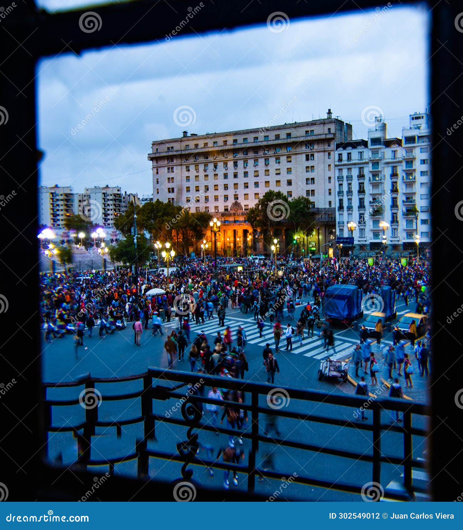 demonstration of a crowd of people in a square in buenos aire