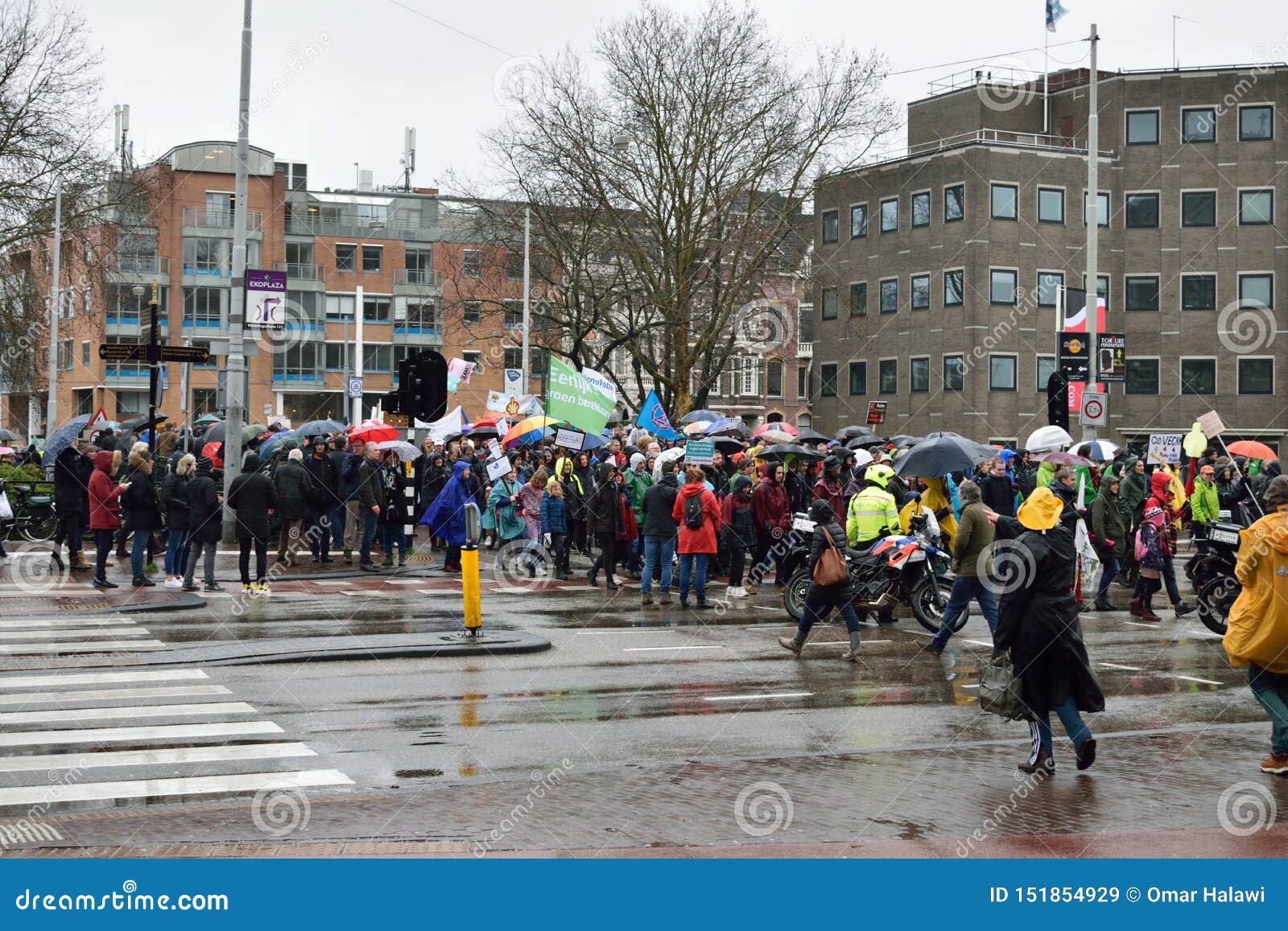 Demonstrationer marscherar för starkare klimatförändringpolitik i Nederländerna deltagare och tecken från kvinnornas marsch demonstrationen är handling av en massgrupp eller en samling av grupp människor för en politisk eller annan orsak eller folk som deltar i en protest mot en orsak av bekymmer; den består ofta av att gå i samlas marschbildande och endera börja med eller möta på en designerad endpoint eller samlar, för att höra högtalare Det är olikt från samlas möte