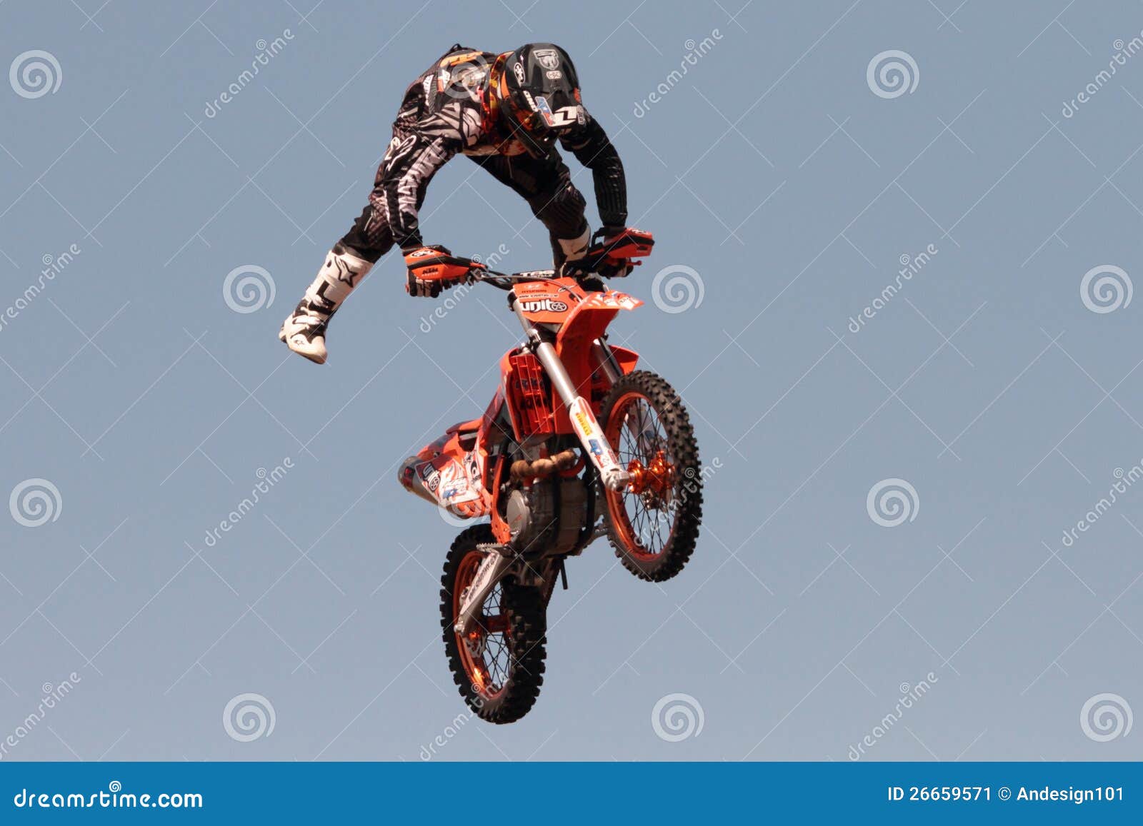 BRISBANE, AUSTRÁLIA - SETEMBRO 15: cavaleiro não identificado que dá a demonstração dos motorcross de FMX como parte do festival de Redcliffe setembro em 15, 2012 em Brisbane, Austrália