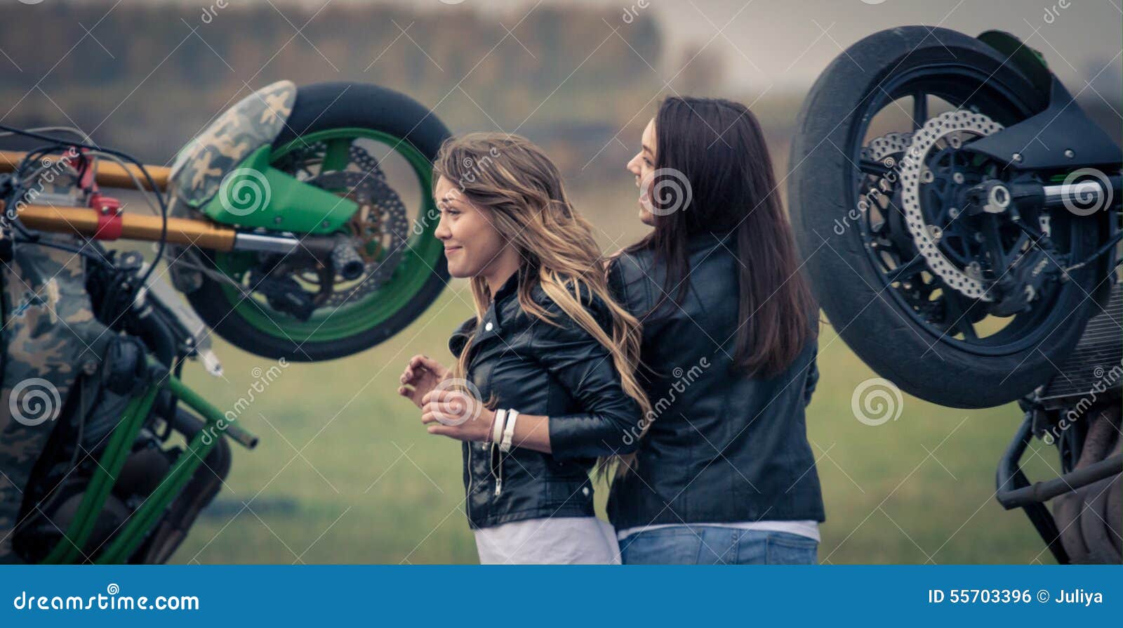 376 Moto Y Muchachas Fotos de stock - Fotos libres de regalías de Dreamstime, image size:1600x894