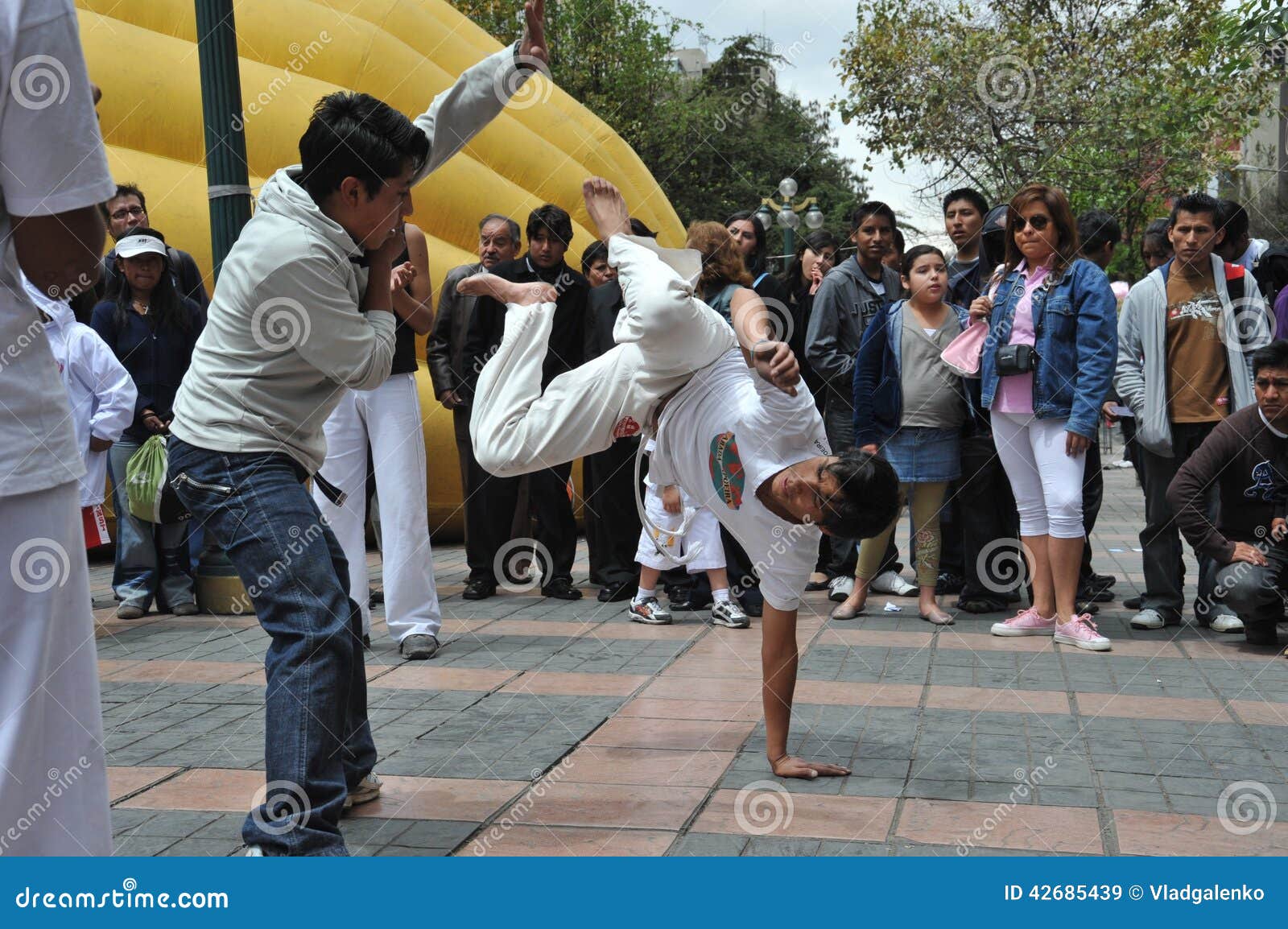 LA PAZ, BOLIVIA - 5 DE SEPTIEMBRE DE 2010: Alta ciudad grande y capital real en la parte central de Suramérica Demostración de Capoeira en las calles de La Paz