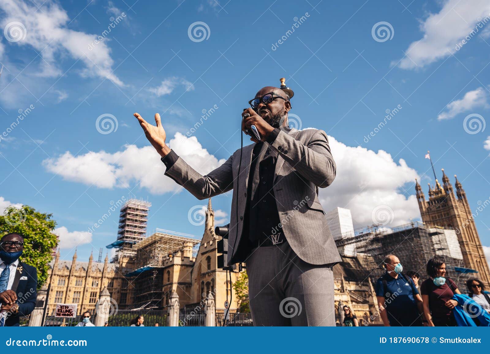 Den Amerikanska Herrn I Kostymen Med Mikrofonen Håller Ett Tal Under Det  Svarta Livet Och Protesterar Mot Parlamentets Torg Redaktionell Arkivfoto -  Bild av svart, ensam: 187690678