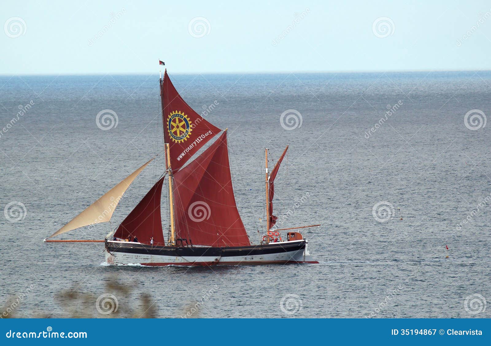 Den Cambria yachten. Den Cambria segelbåten ägde vid den roterande klubban av den Storbritannien seglingen förbi Cromer, Förenade kungariket under sommaren av 2013. Den roterande klubban som är bekant som den runda tabellen för den runda tabellen, är också en social nätverkande och välgörenhetsorganisation för män i deras 20-tal, 30-tal och tidiga 40-tal som grundas i 1927.