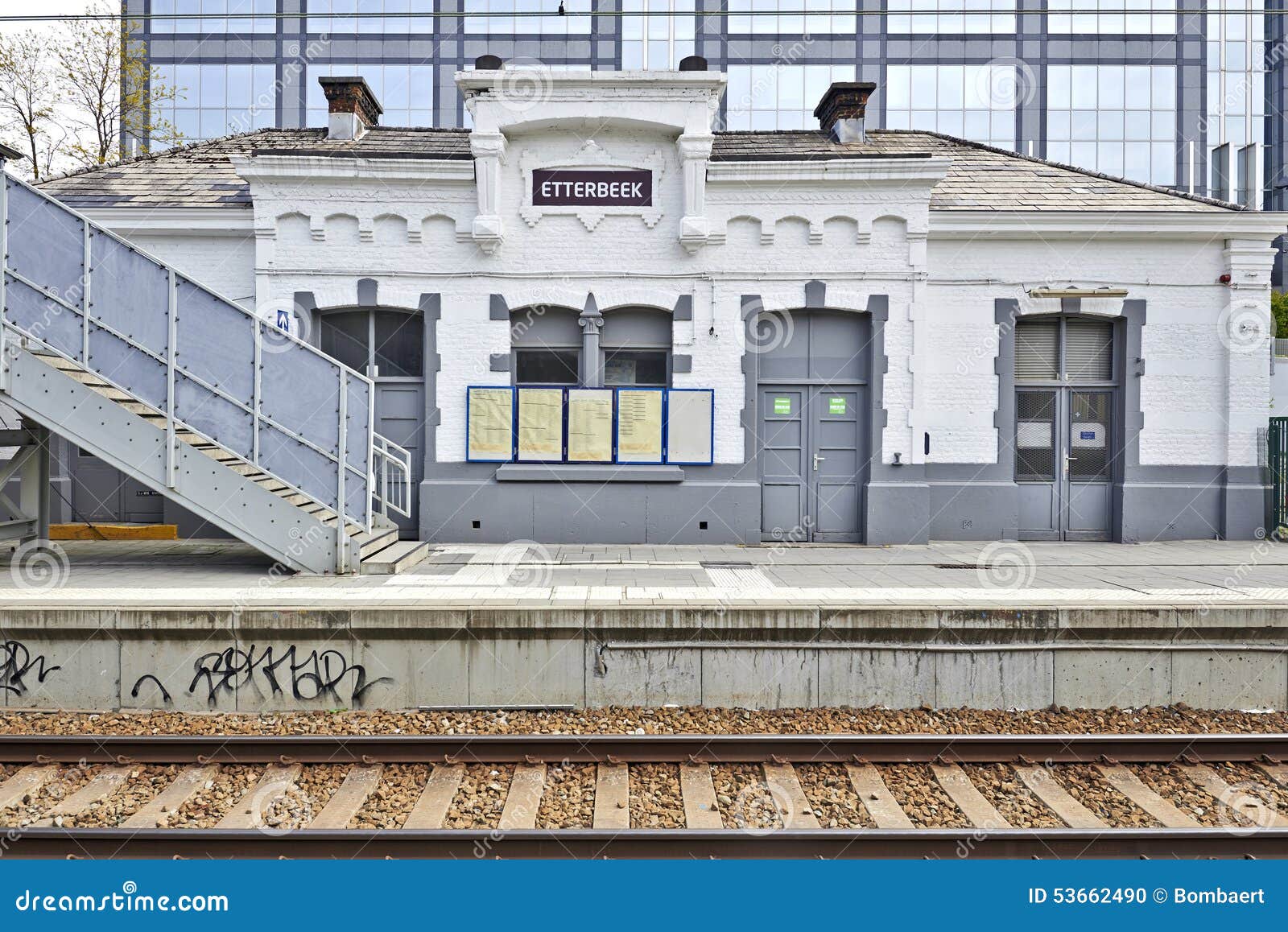 Den Etterbeek stationen i denhuvudstad regionen. BRYSSEL BELGIEN - Maj 01, 2015: Den Etterbeek stationen är en belgisk drevstation i territoriet av kommunen av Ixelles, nära Etterbeek, i denhuvudstad regionen