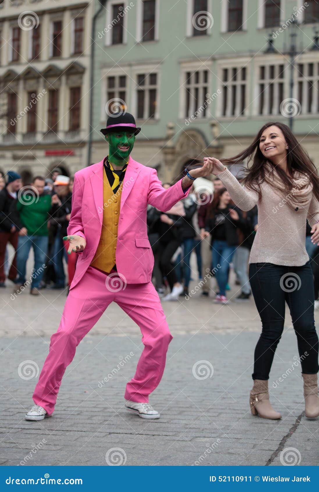 CRACOW POLEN - MARS 28, 2015: den internationella Flashmob dagen av rueda de Kasino, 57 länder, 160 städer Flera hundra personer dansar latinamerikanska rytmer på den huvudsakliga fyrkanten i Cracow