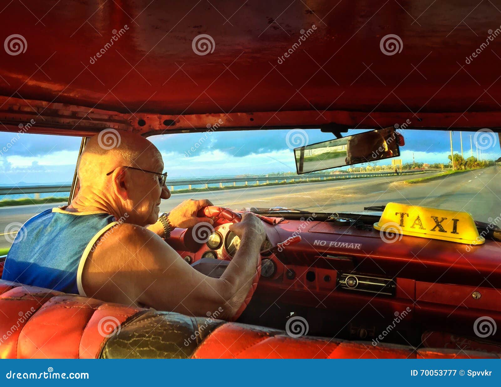 Den kubanska chauffören taxar. Den äldre mannen kör taxien i Varadero