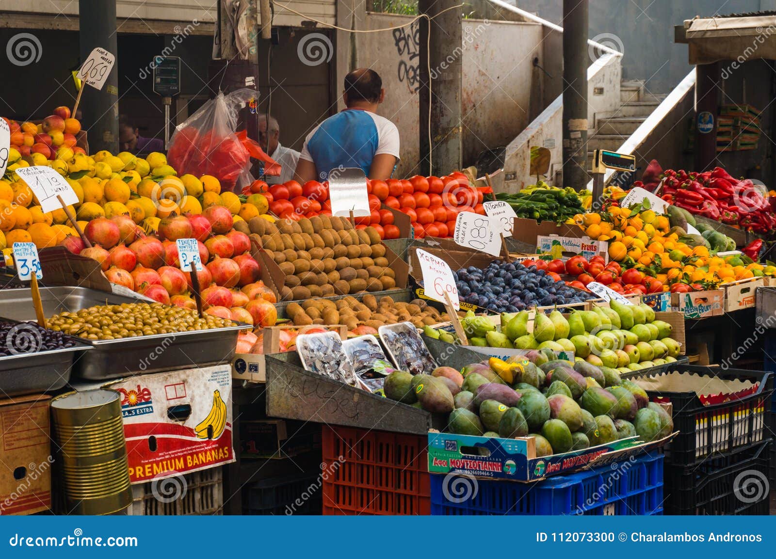 Den lokala frukt och grönsaken marknadsför i Aten Grekland. Färgrika frukter och grönsaker på en lokal marknad i Grekland