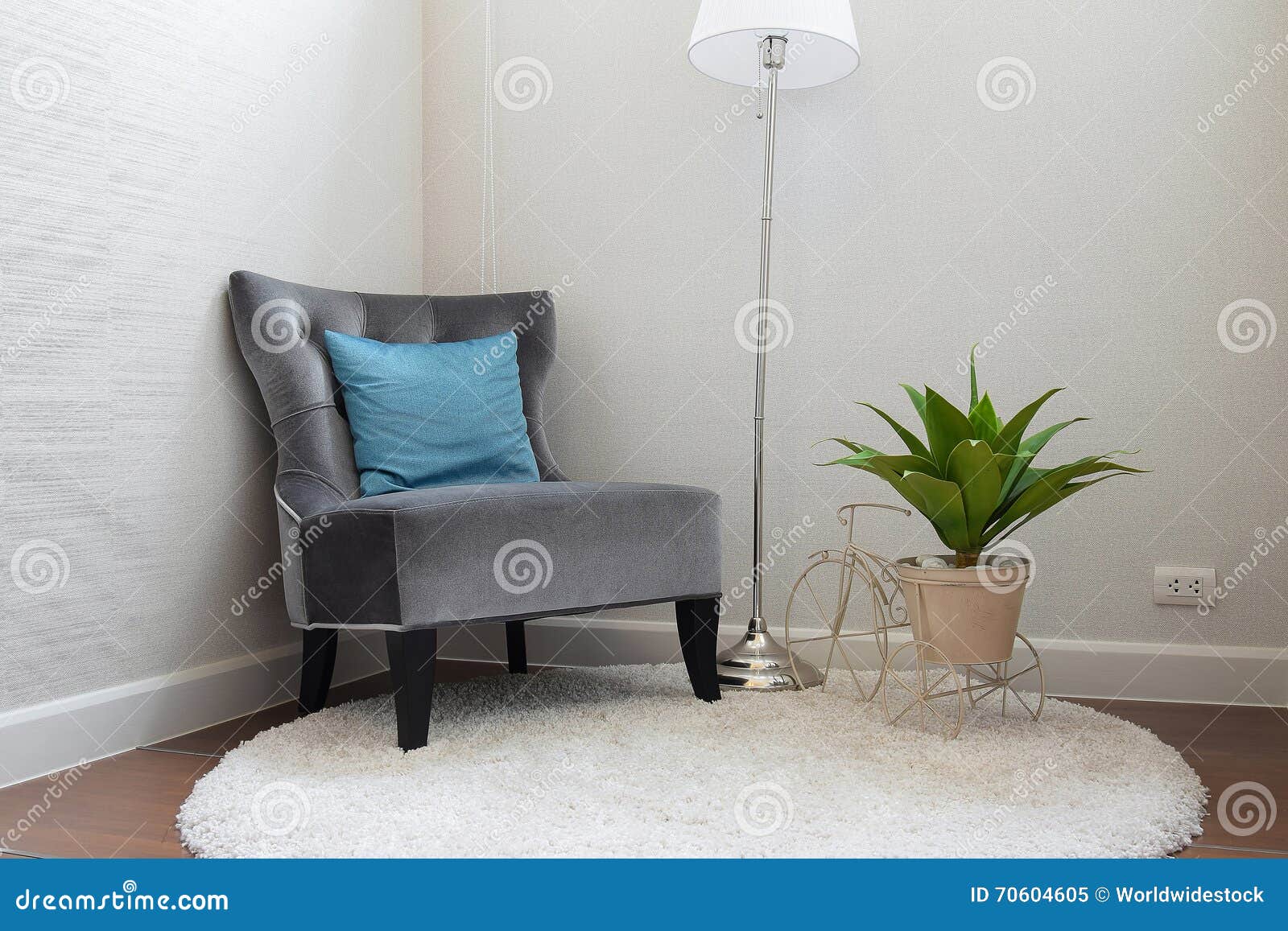 Den lyxiga gråa tweedsoffan med blått kudde i vardagsrum arkivfoto ...