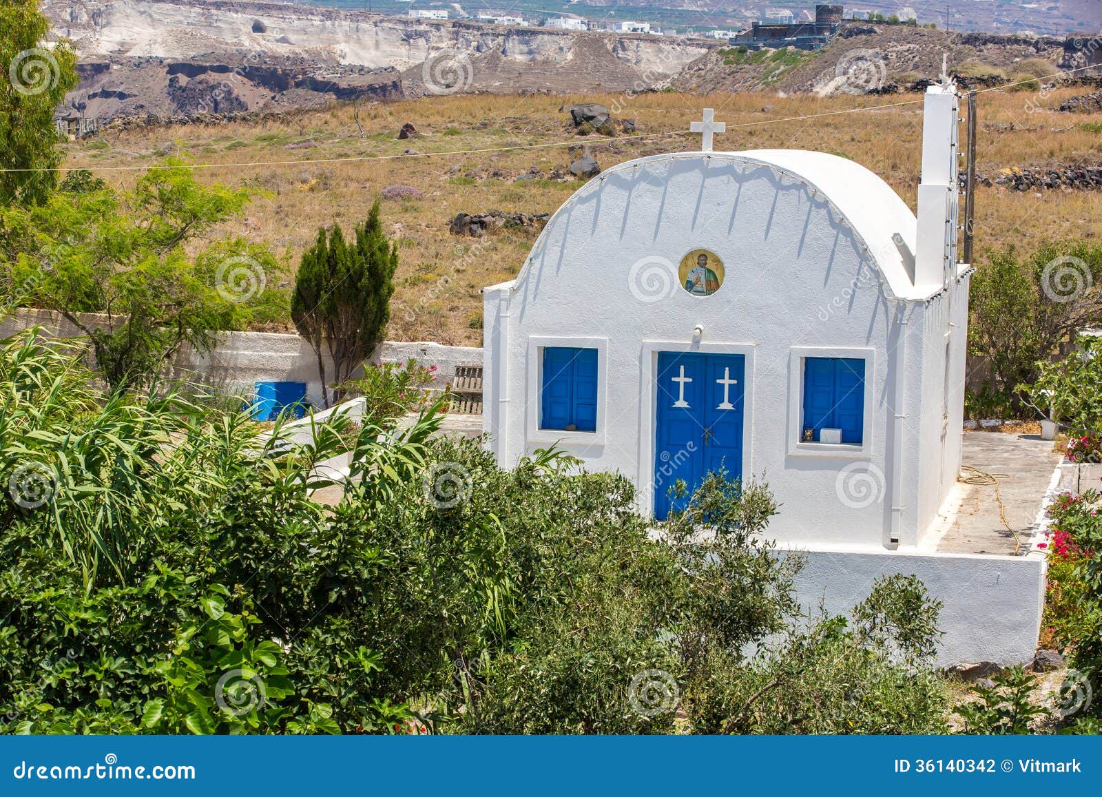 Den mest berömda kyrkan på den Santorini ön, Kreta, Grekland. Klocka torn och kupoler av den klassiska ortodoxa grekiska kyrkan med sikt av den medelhav- och Spinalonga ön