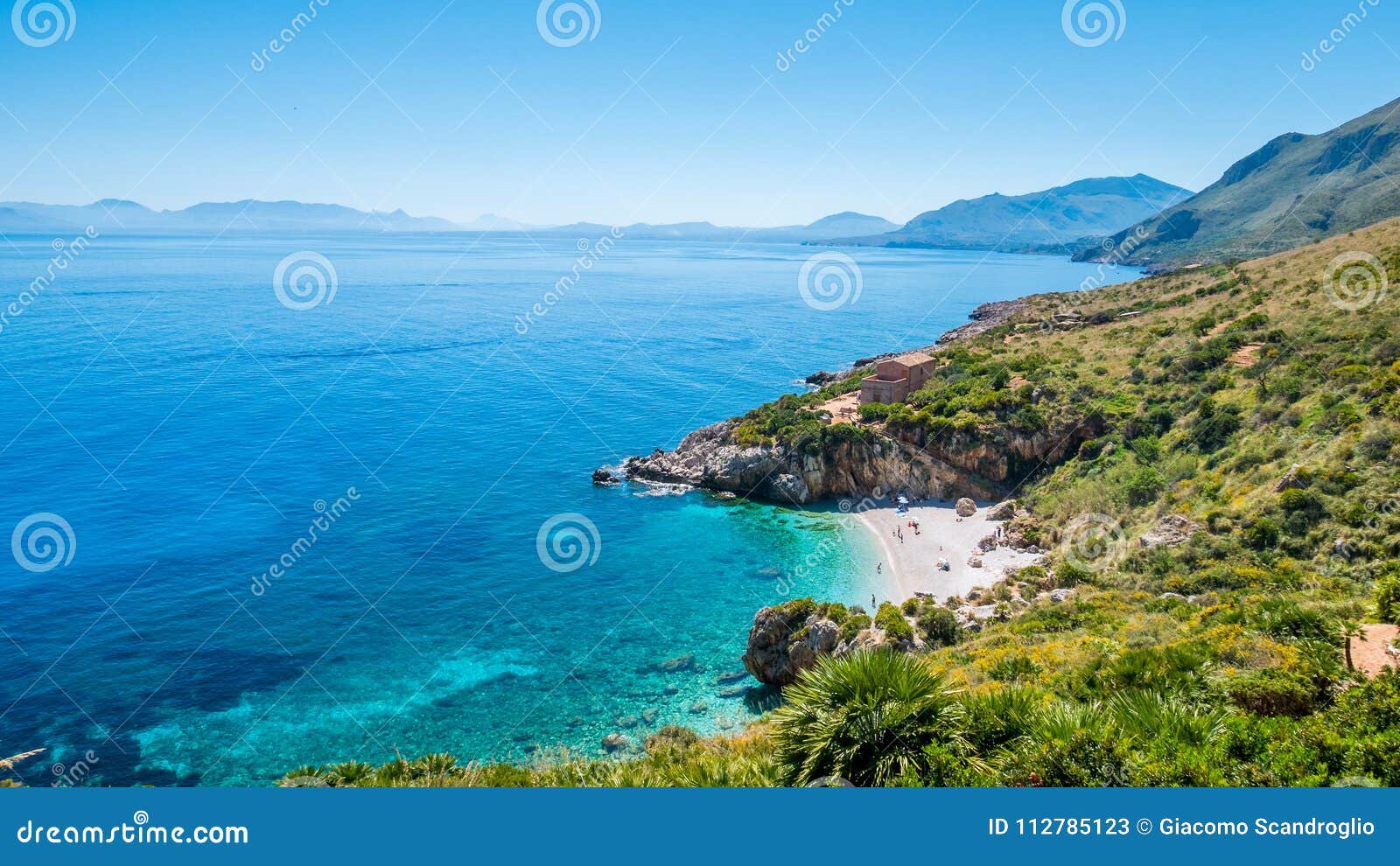 Den Perfekta Hemliga Stranden Vita Kiselstenar Satter Pa Land Och Turkoshavet Pa San Vito Lo Capo Sicilien Italien Fotografering For Bildbyraer Bild Av Oklarheter Perfekt