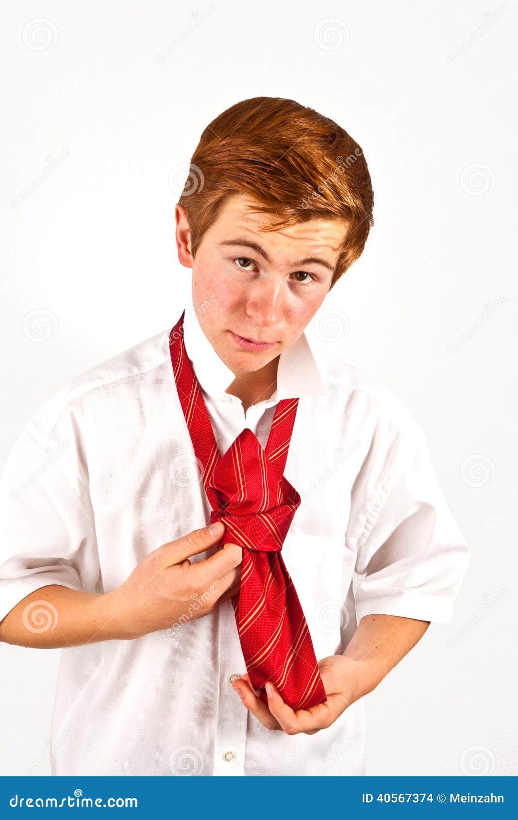 Где завязывают мальчиков. Красный галстук для мальчика. Красный галстук для подростка мальчика. Красный галстук повяжу. Мальчику повязывают галстук.