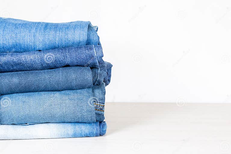 Denim - Broek Gevouwen in Een Stapel Op Een Winkelvenster Stock ...