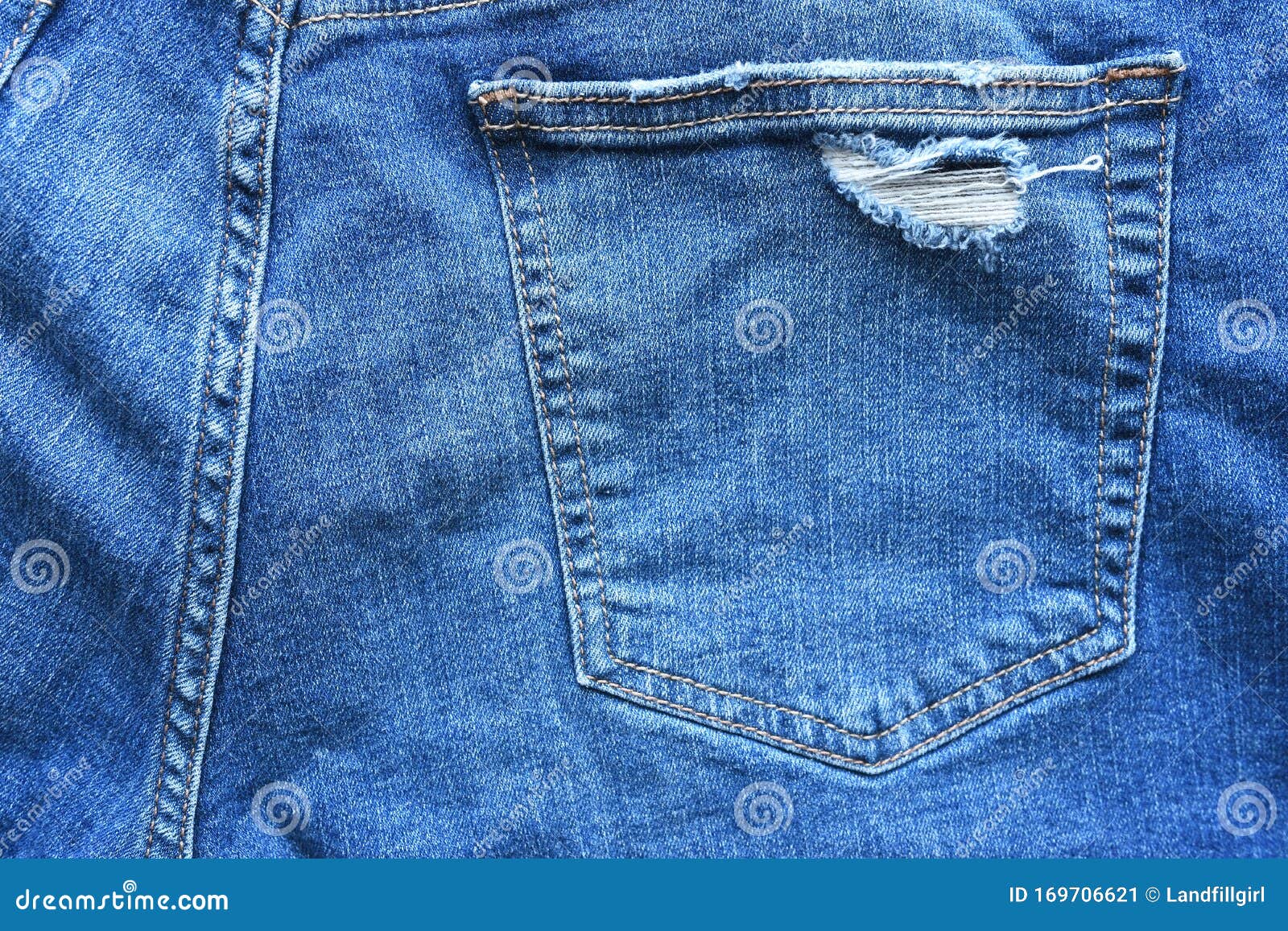 Denim Jeans Pocket. Ein Nahaufbild einer Rippe in der hinteren Hosentasche eines alten Denim Jeans