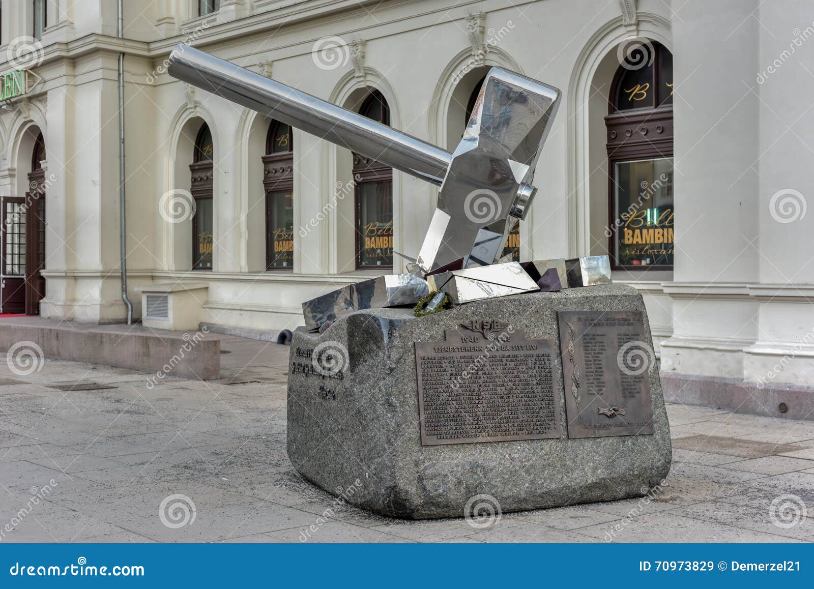 Denkmal des Oslo-Weltkrieg-2. Oslo, Norwegen - 27. Februar 2016: Monument durch die zentrale Bahnstation in Oslo zum Gedenken an jene Angestellten, die ihre Leben während Weltkriegs 2 gaben