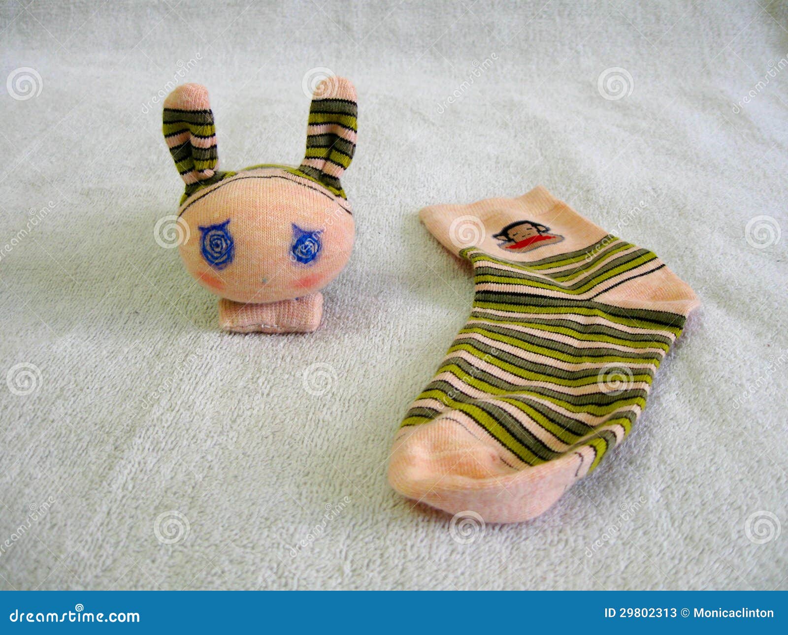 Sömnig kanin som göras av sockor. Denna kanindocka göras av sockor. den visar intressant användning av sockan. och dess mycket lätt och kunde vara hemlagat.