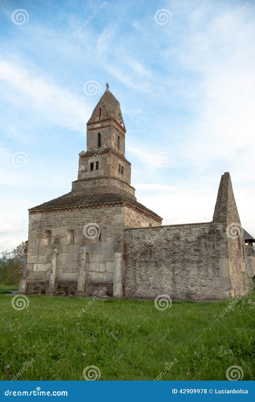 Densus - sehr alte Steinkirche in Siebenbürgen, Rumänien. Densus ist eins der ältesten Kirche in Rumänien, errichtet XIII im Jahrhundert mit den Steinen von römischem Sarmizegetusa
