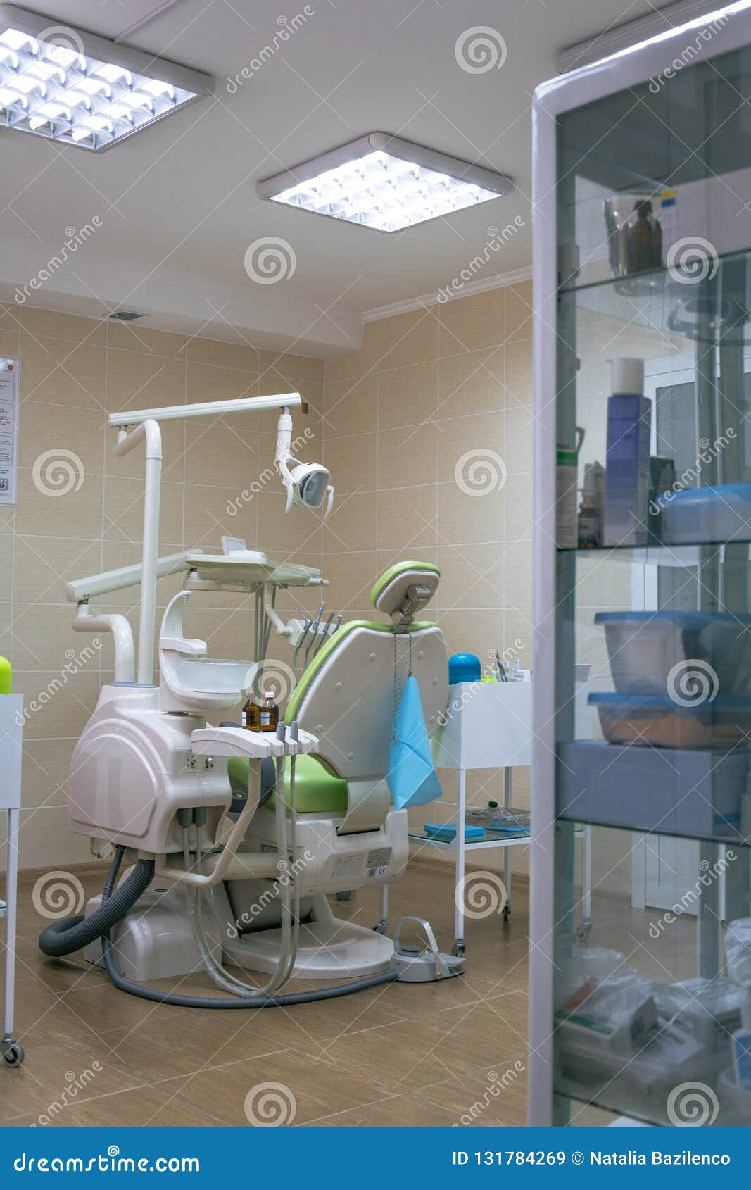 Dental Treatment Room with Modern Green Chair. Orthodontic Chair in Small  Stomatology Cabinet. Dental  Office Stock Image - Image of  dentistry, interior: 131784269