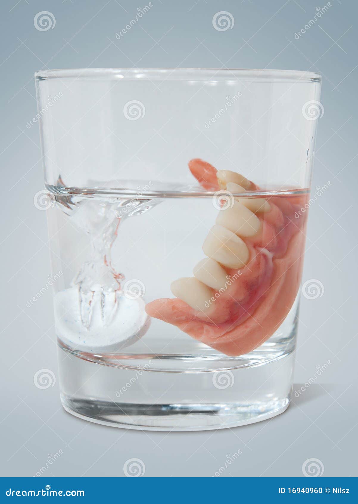 Dentiers Avec La Tablette De Nettoyage Photo stock - Image du