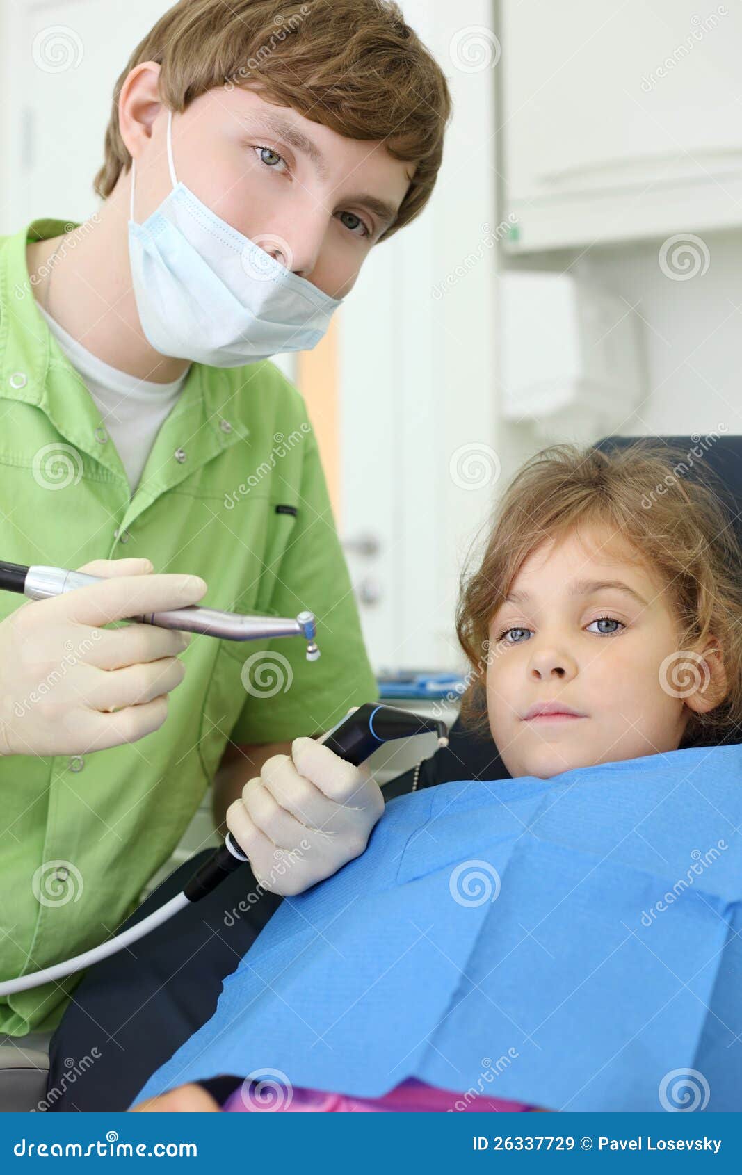 https://thumbs.dreamstime.com/z/dentist-holds-grinding-drill-patient-girl-26337729.jpg