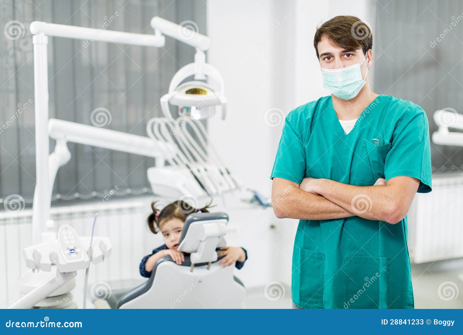 Doctor con una niña en la oficina del dentista