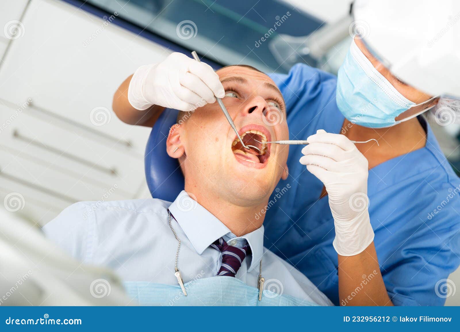 Dentista Controlla I Denti Maschili Fotografia Stock - Immagine di cliente,  medicina: 232956212