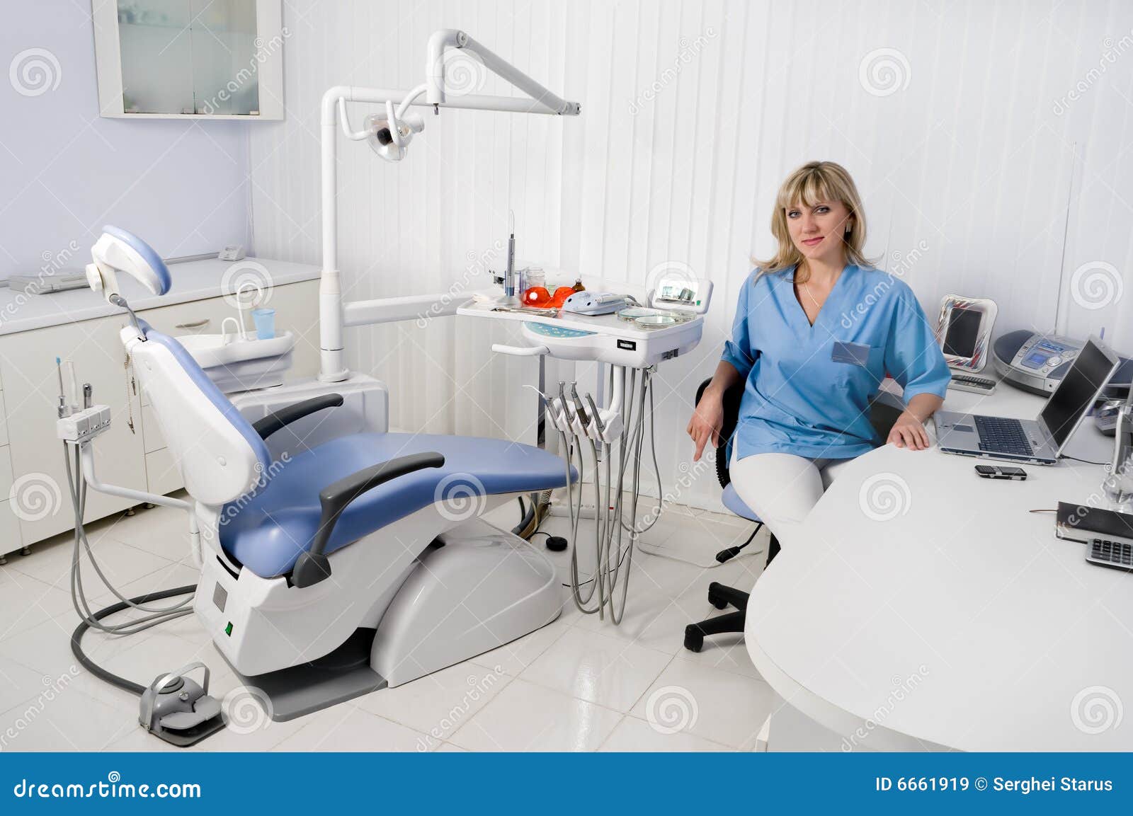 Dentista en su oficina imagen de archivo. Imagen de horizontal 6661919