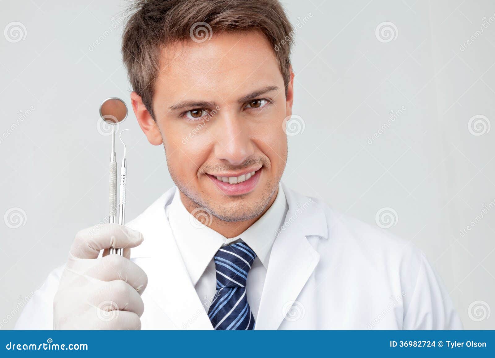 Dentista Holding Angled Mirror E Carver Fotografia Stock Immagine di