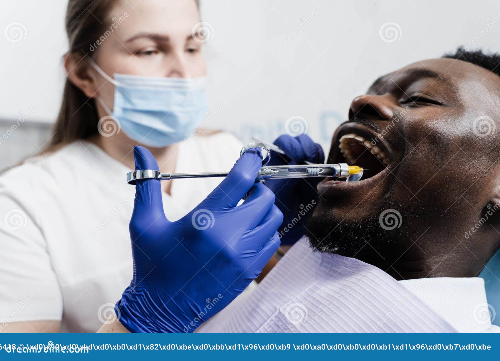 Dentista Inyecta La Jeringa De Anestesia De Los Dientes Enfermos Para