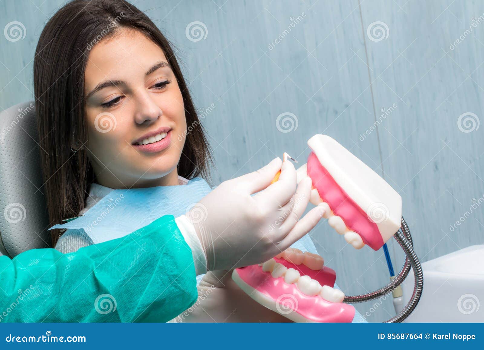 Dentista Que Mostra a Limpeza Interdental Paciente Foto de Stock