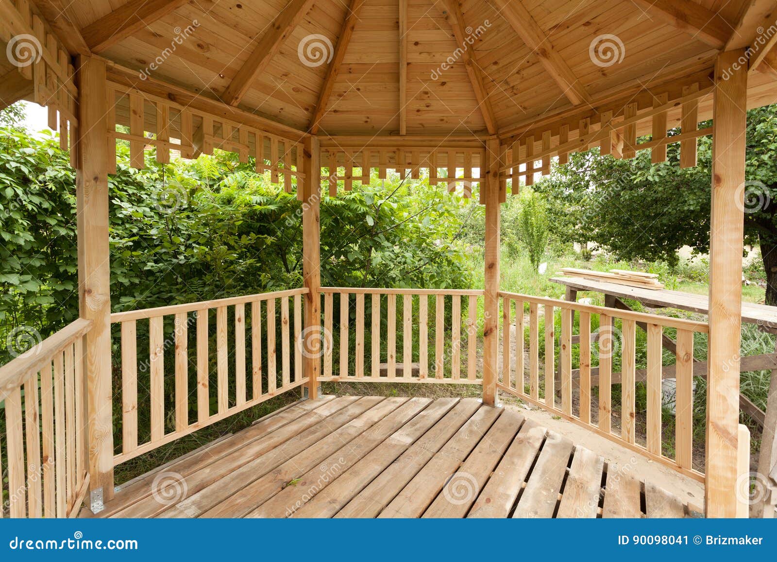 Dentro De Gazebo De Madera Bajo Construcción Imagen de archivo Imagen de banco, cubo 90098041