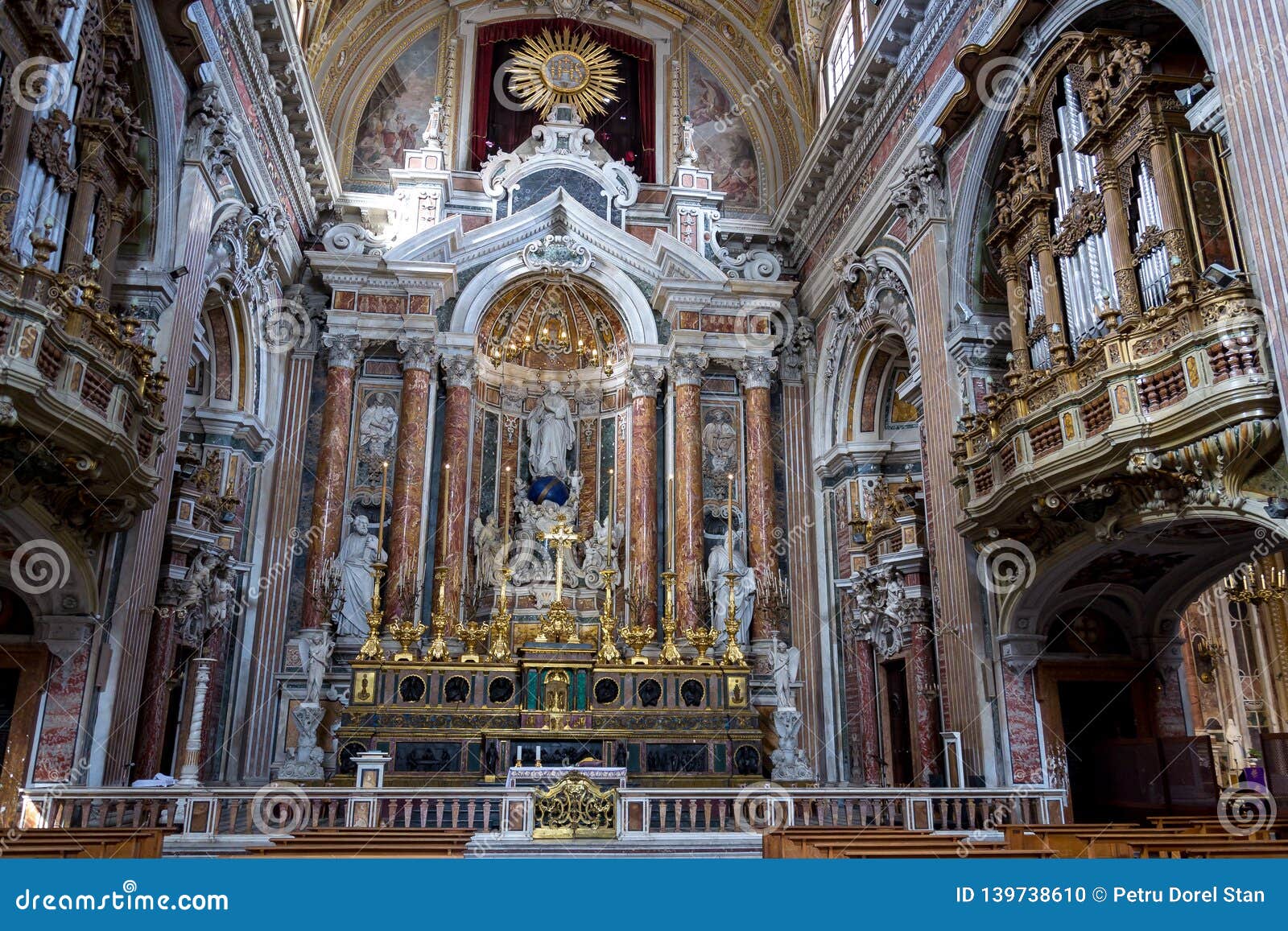 Dentro De La Iglesia De Gesu Nuovo En La Ciudad De Nápoles, Italia Imagen  editorial - Imagen de cultura, turismo: 139738610