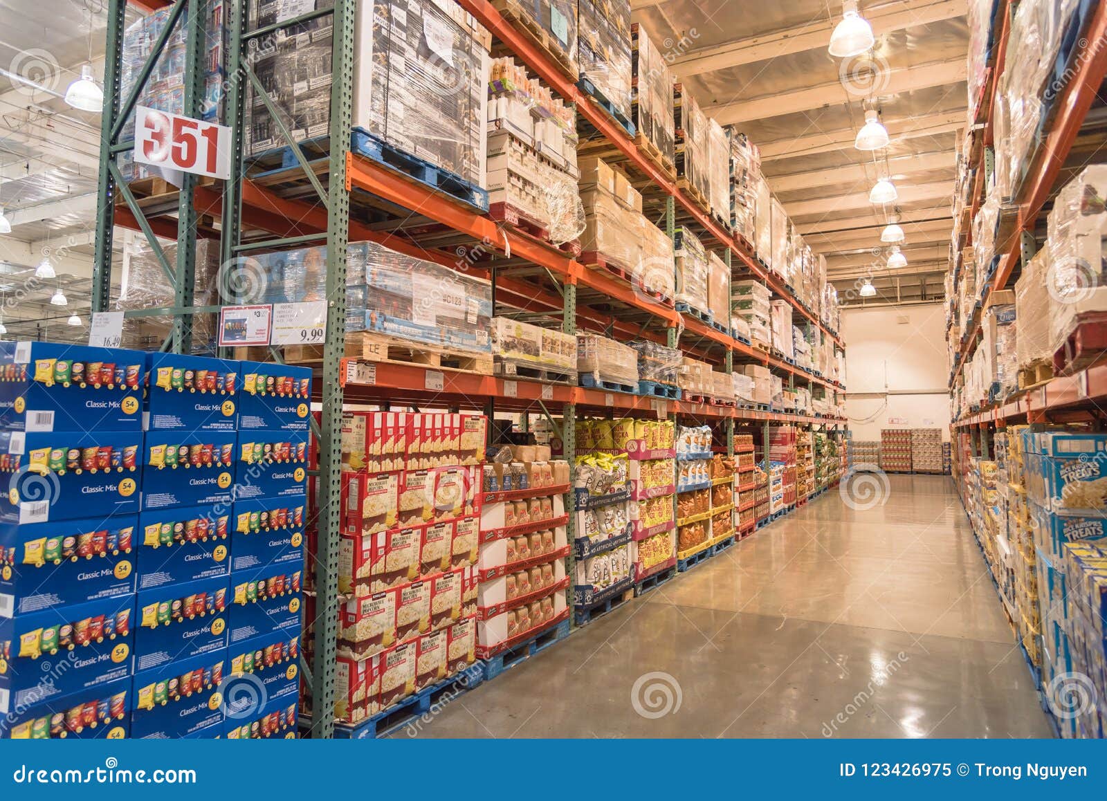 Dentro De Tienda De La Venta Al Por Mayor De Costco En Seattle, Washington,  Los E.E.U.U. Imagen editorial - Imagen de minorista, comestibles: 123426975