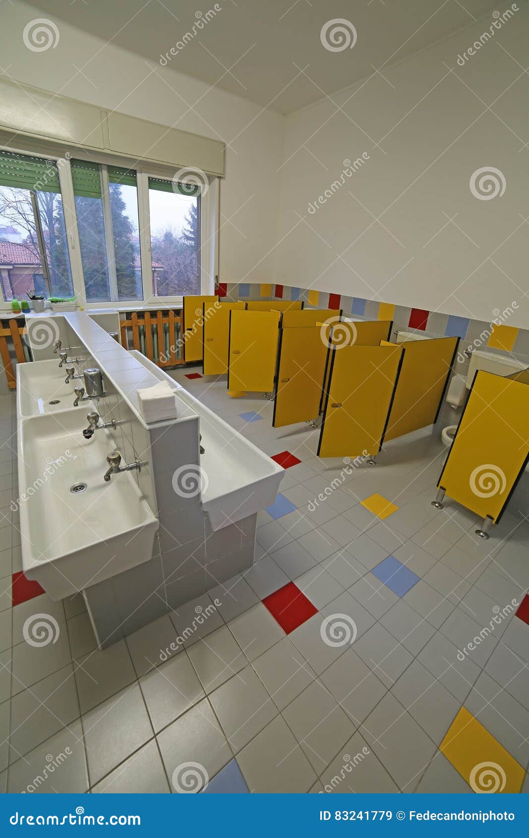 Dentro De Un Cuarto De Baño Para Los Niños En El Preescolar Imagen ... Dentro De Un Cuarto De Baño Para Los Niños En El Preescolar Imagen ...