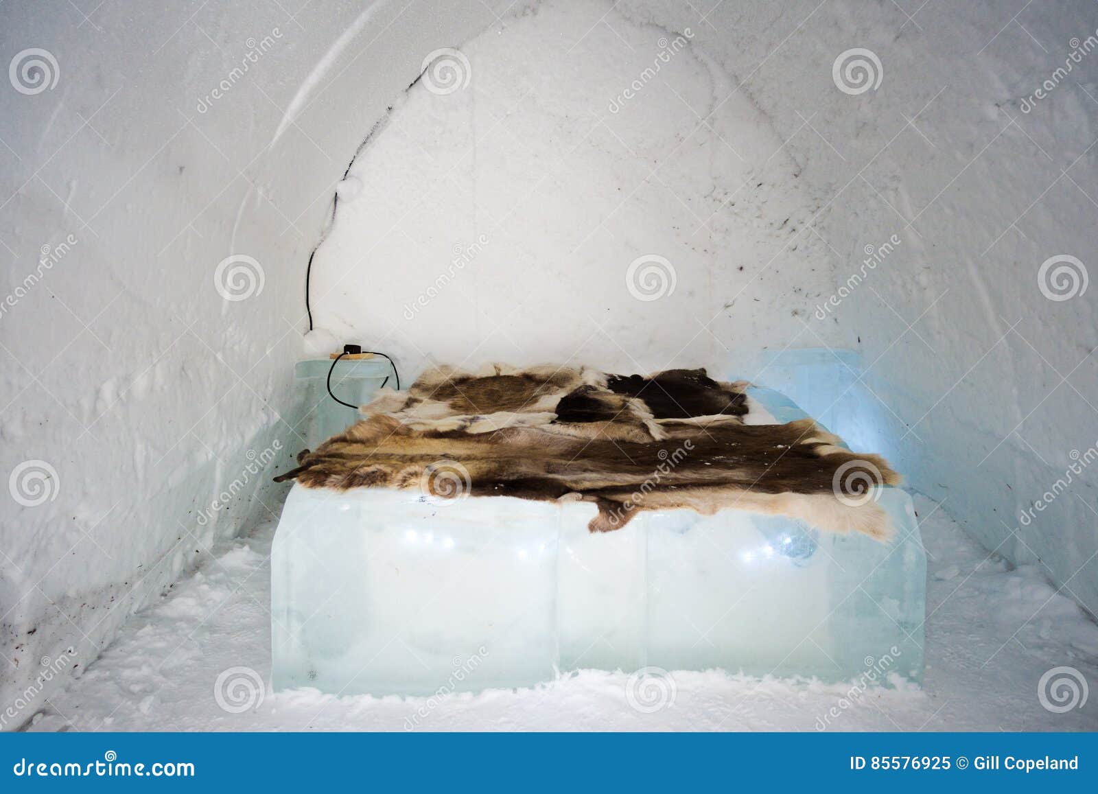 Dentro De Un Iglú Con Una Cama De Hielo Imagen de archivo - Imagen de  adentro, cama: 85576925