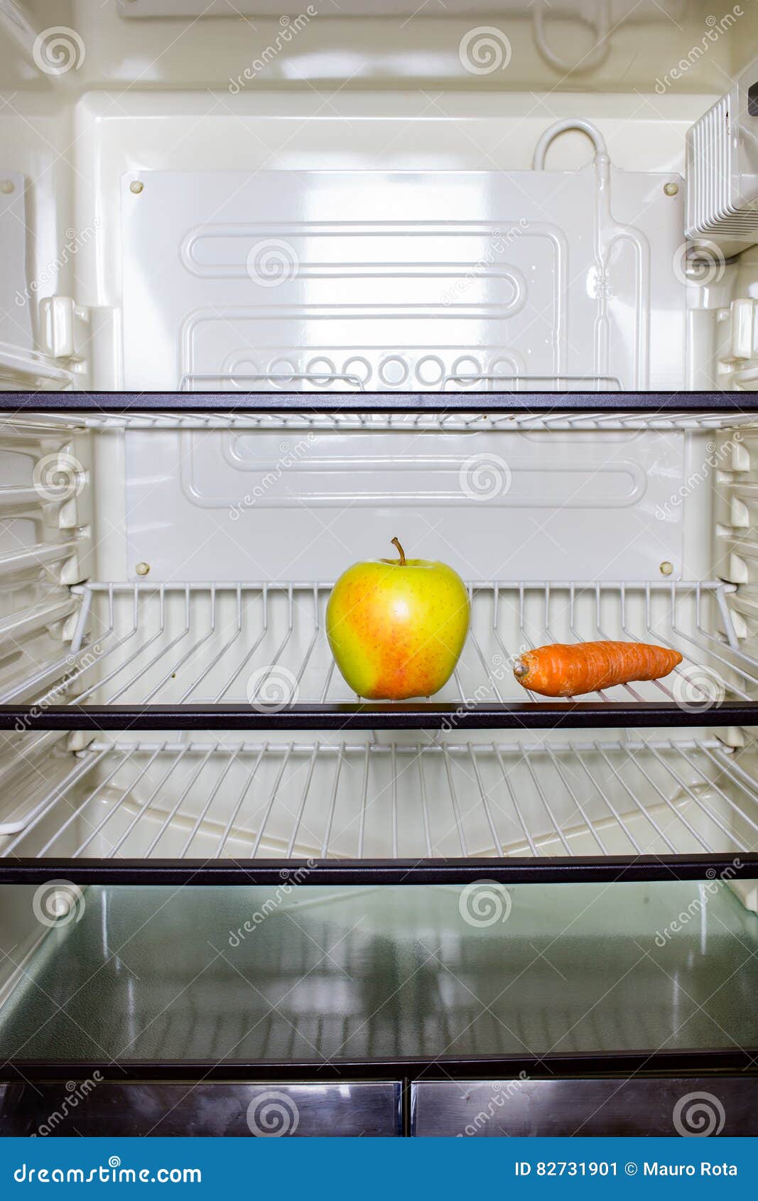 Dentro del refrigerador imagen de archivo. Imagen de manzana - 82731901, image size:1067x1690