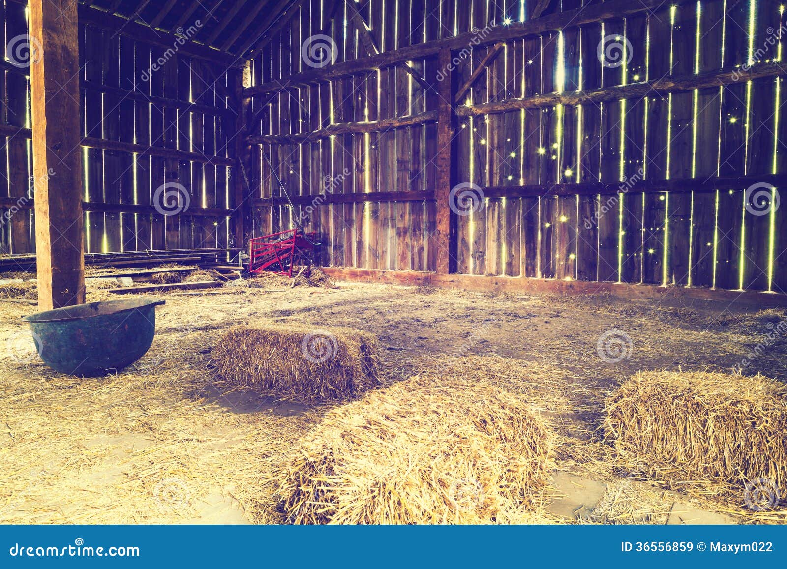 Dentro do celeiro antigo imagem de stock. Imagem de sunlight - 36556859, image size:1600x1157