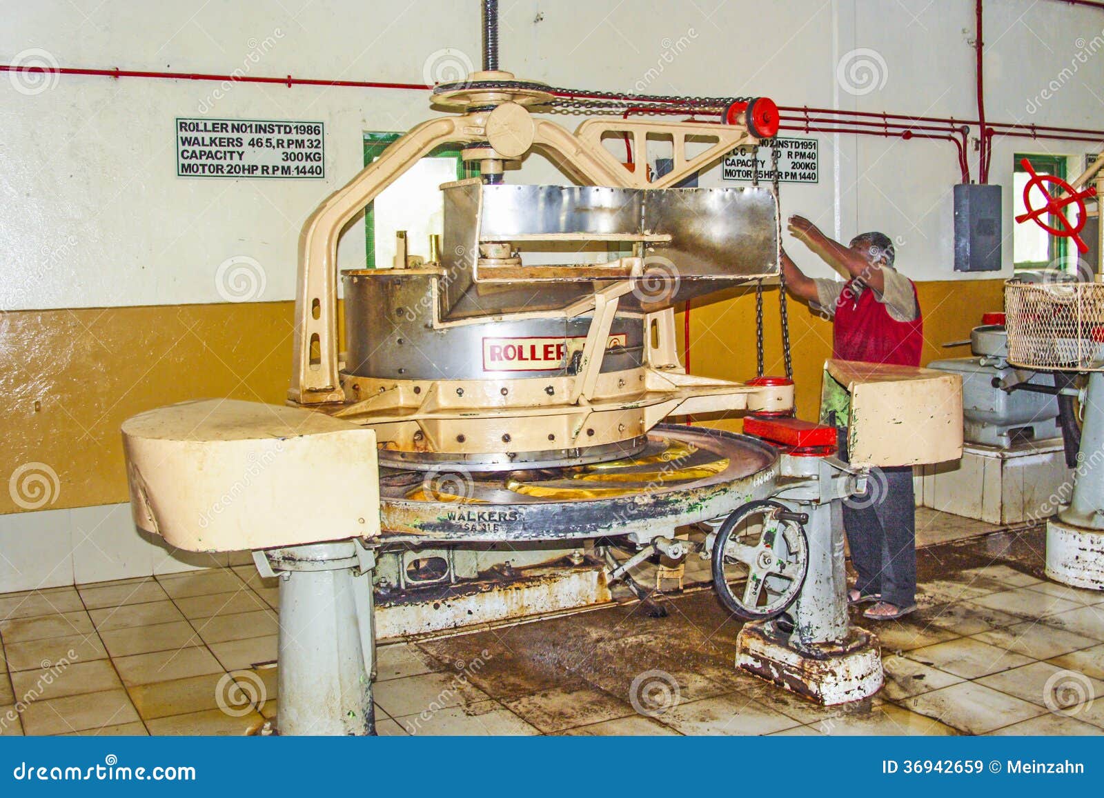 NUWARELIA, SRI LANKA - 15 AGOSTO: dentro una fabbrica del tè il 15 agosto 2005 in Nuwarelia, lo Sri Lanka. Contabilità del tè nei conteggi dello Sri Lanka per 12 per cento del P.I.L., generanti annualmente approssimativamente 700 milione USD.