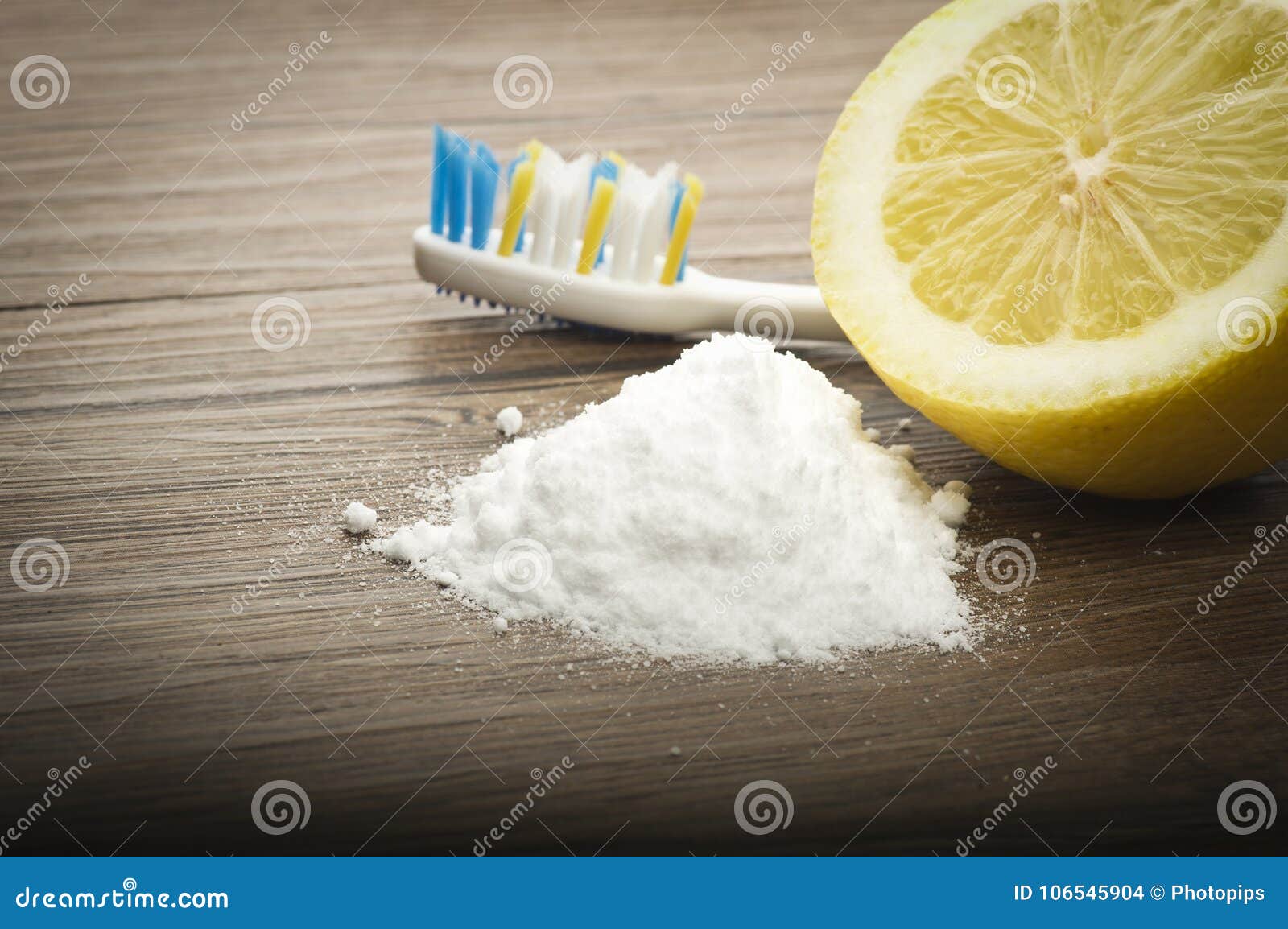 Dents Blanches Avec Le Citron Et Le Bicarbonate De Soude Photo stock -  Image du toothbrush, nettoyage: 106545904