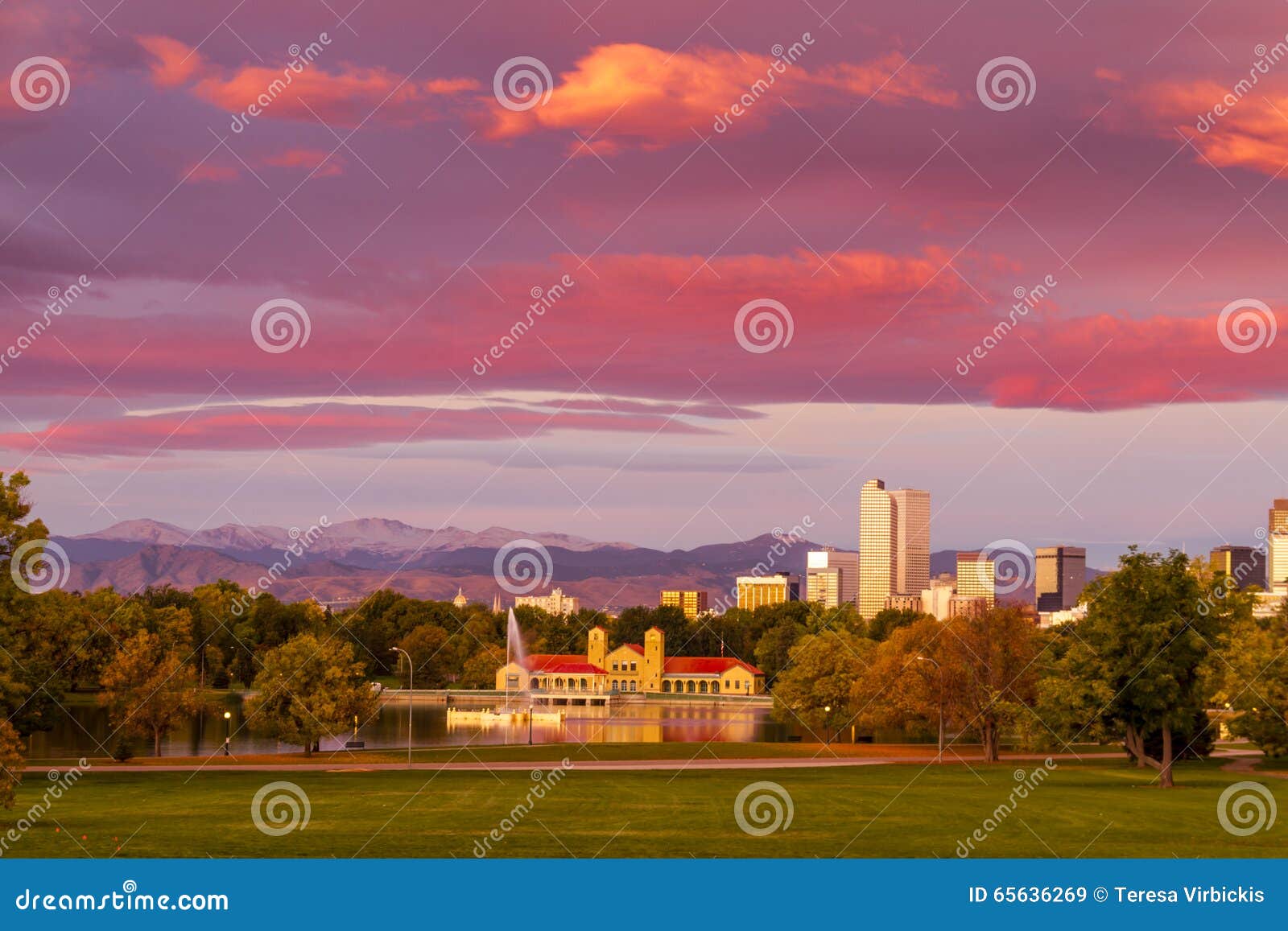 Denver Colorado Skyline Del Parque De La Ciudad Imagen de archivo