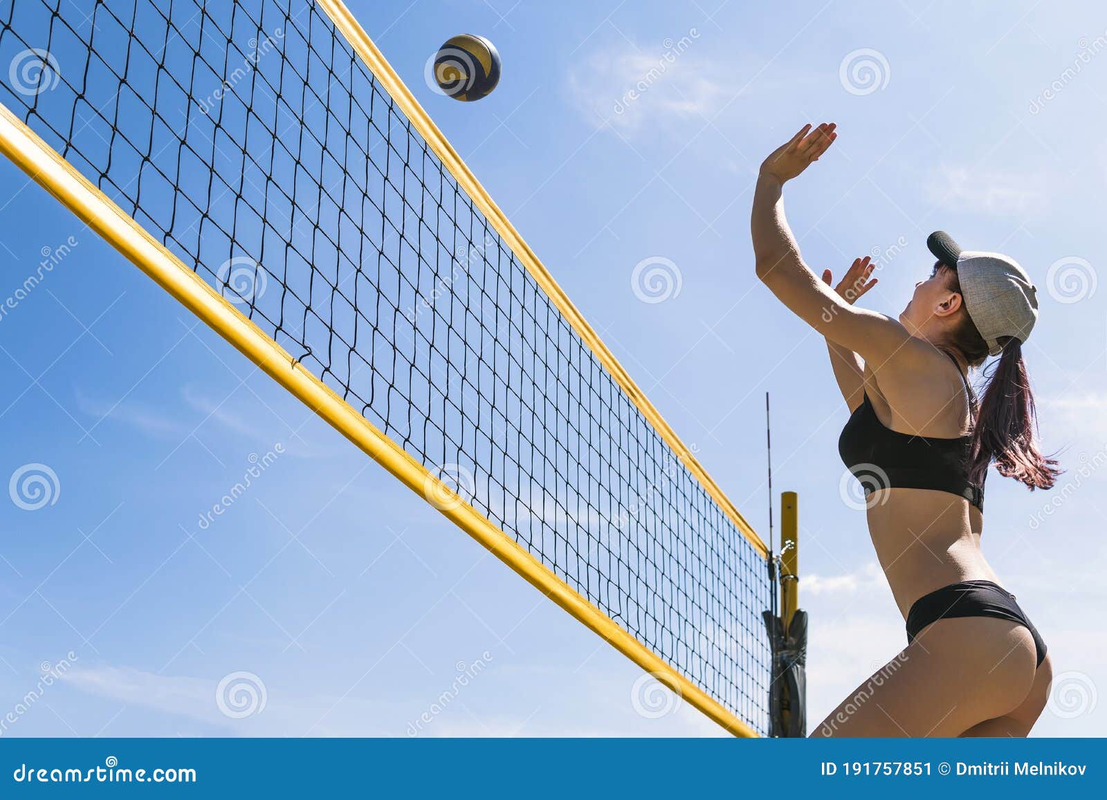 Voleibol Los Deportes Mujer Playa Relajan Antes Del Ejercicio  Entrenamiento: fotografía de stock © PeopleImages.com #614245640