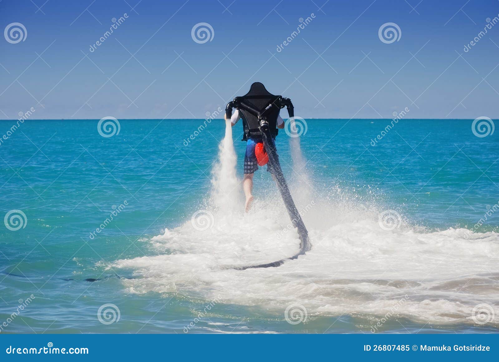 Deportes acuáticos. el hombre se eleva sobre el mar